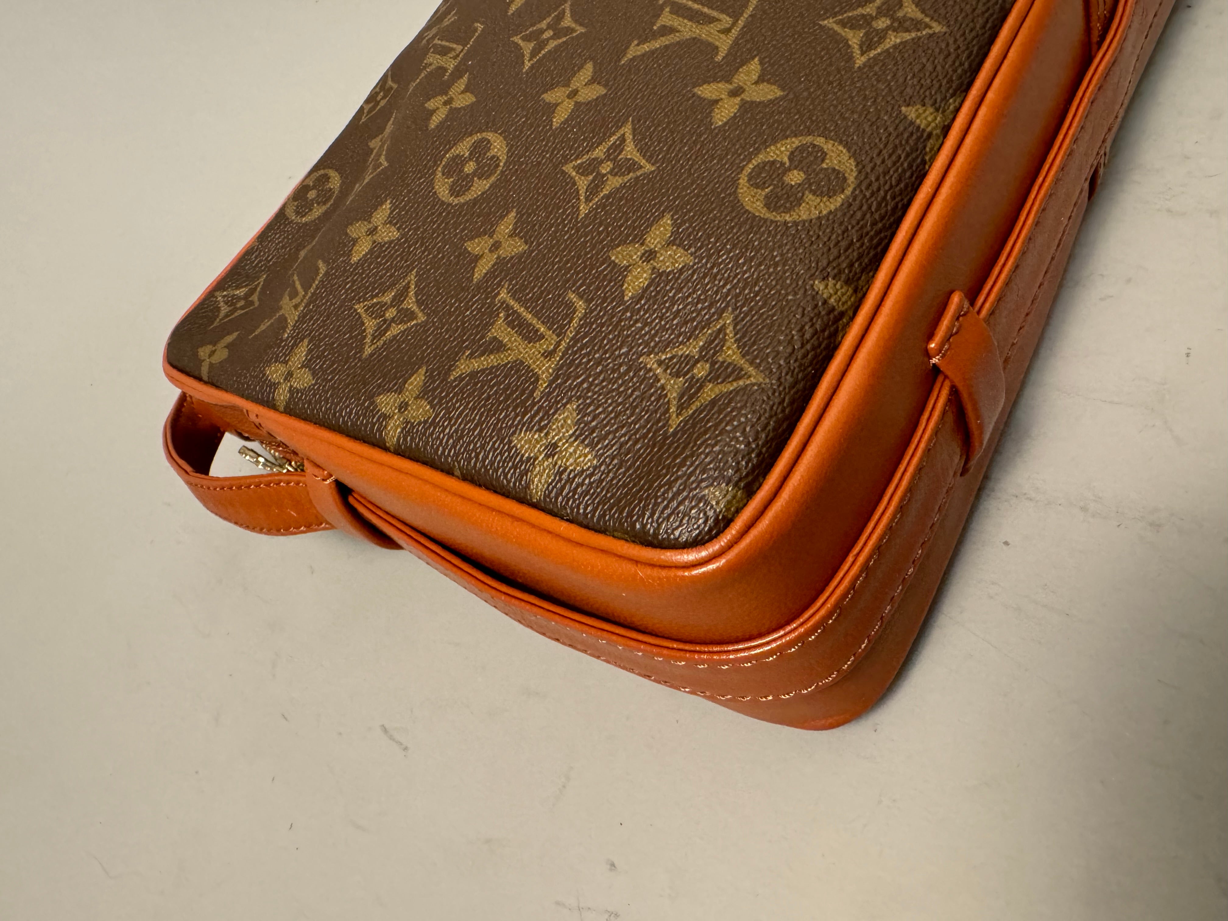 10272 Authentic Pre-loved Louis Vuitton
Sac Bandouliere Crossbody in Monogram Canvas