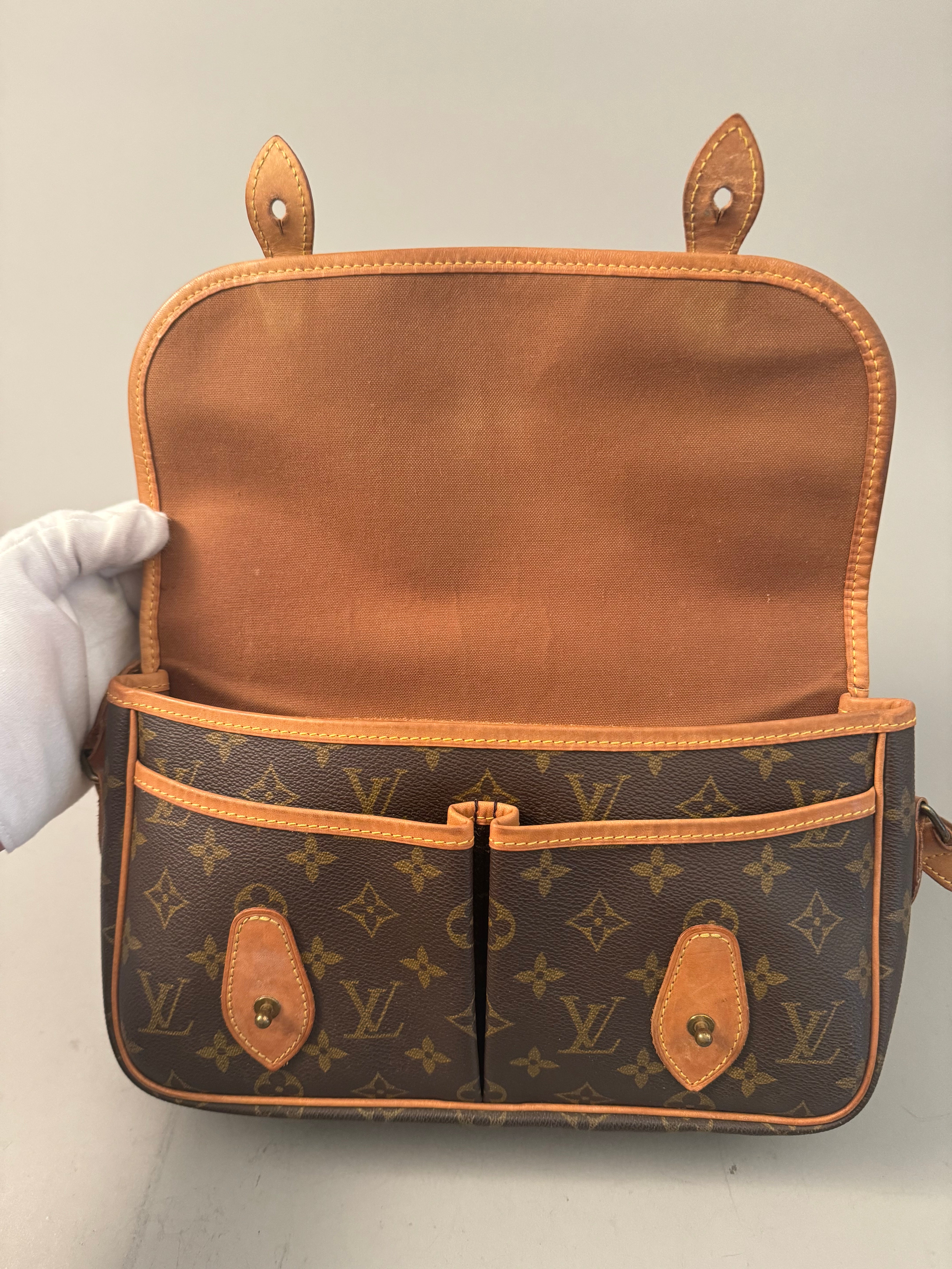 10095 Authentic Pre-loved Louis Vuitton Gibeciere MM in monogram Canvas