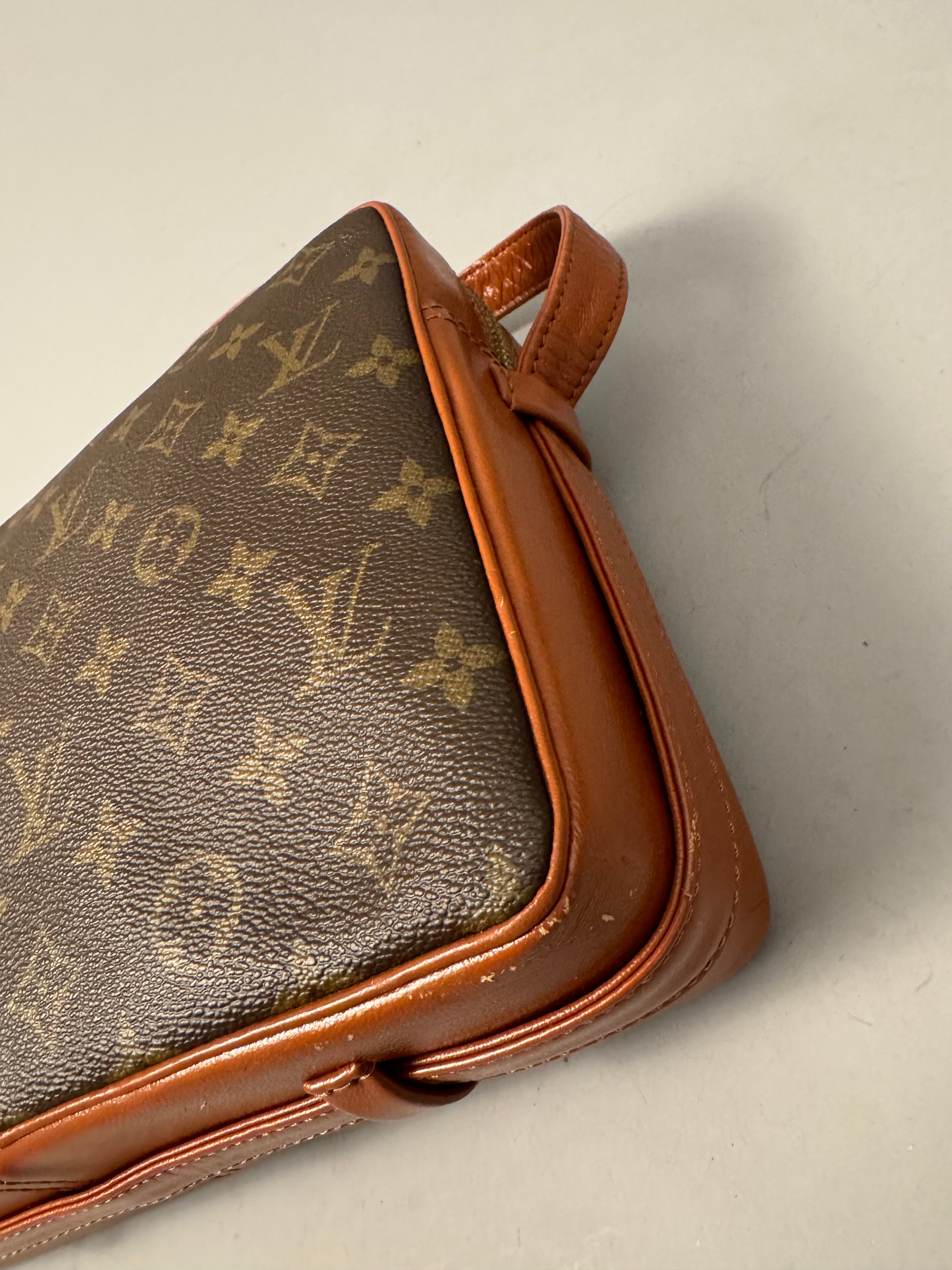 10272 Authentic Pre-loved Louis Vuitton
Sac Bandouliere Crossbody in Monogram Canvas