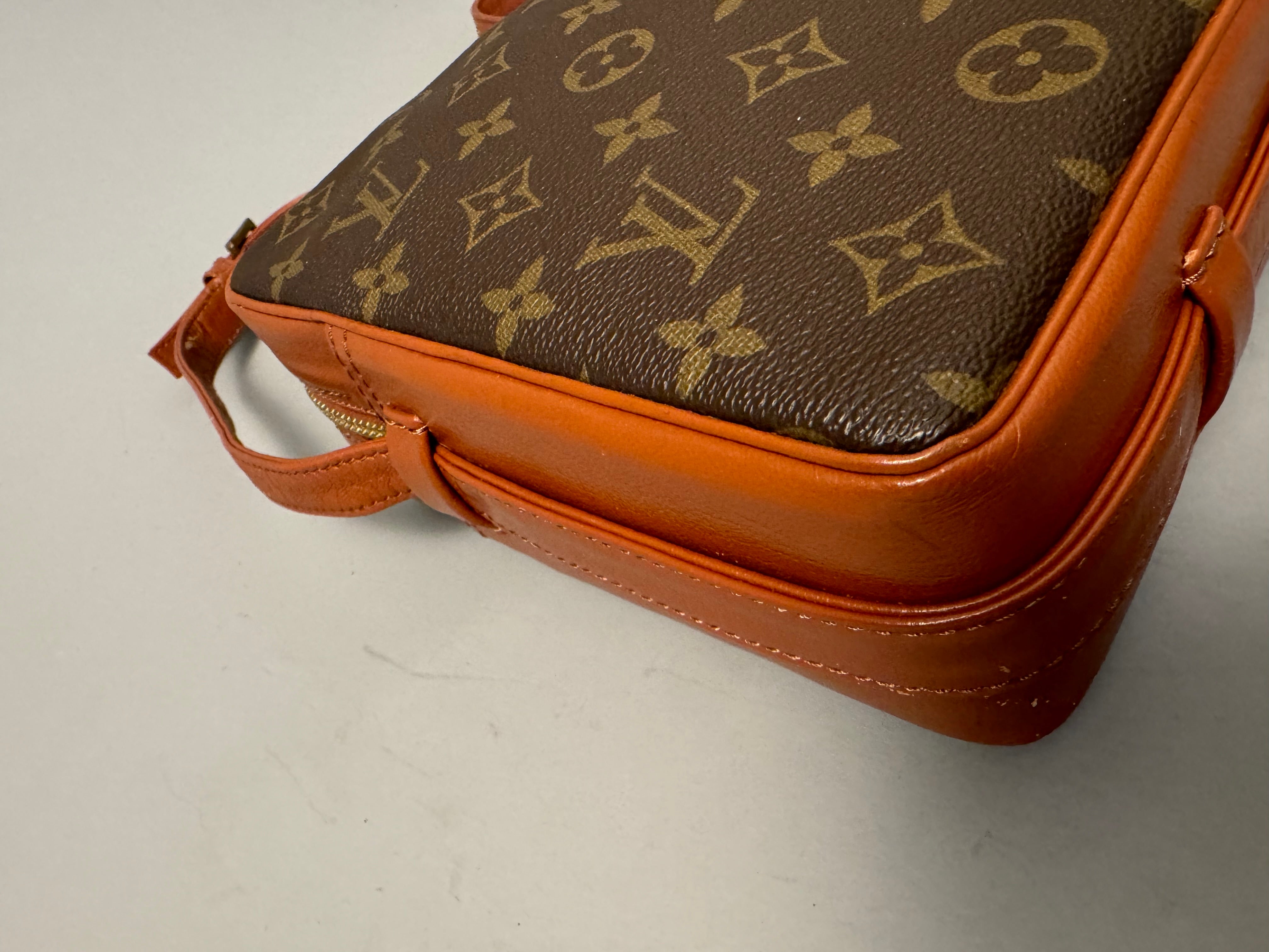 10272 Authentic Pre-loved Louis Vuitton
Sac Bandouliere Crossbody in Monogram Canvas