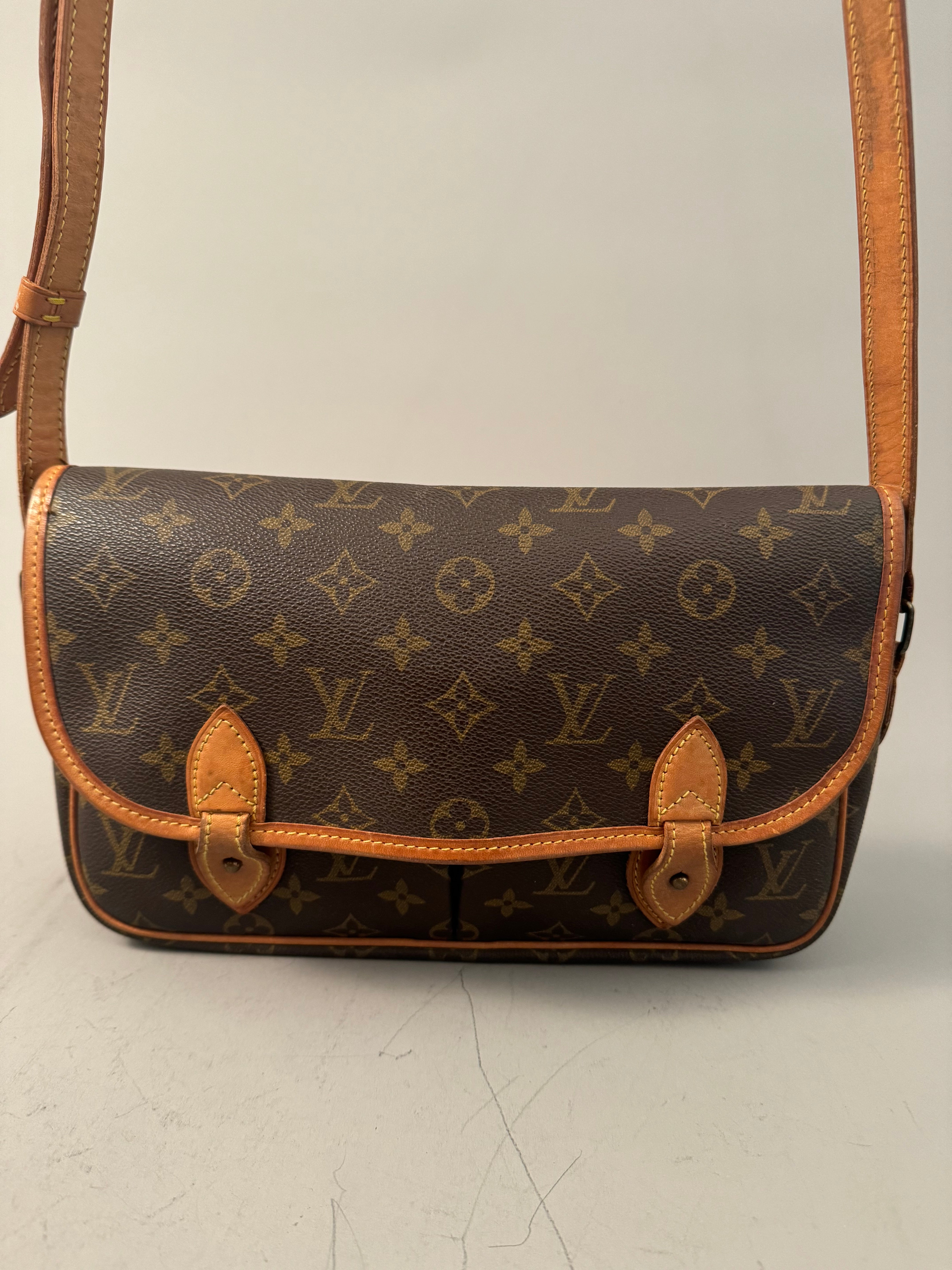 10095 Authentic Pre-loved Louis Vuitton Gibeciere MM in monogram Canvas