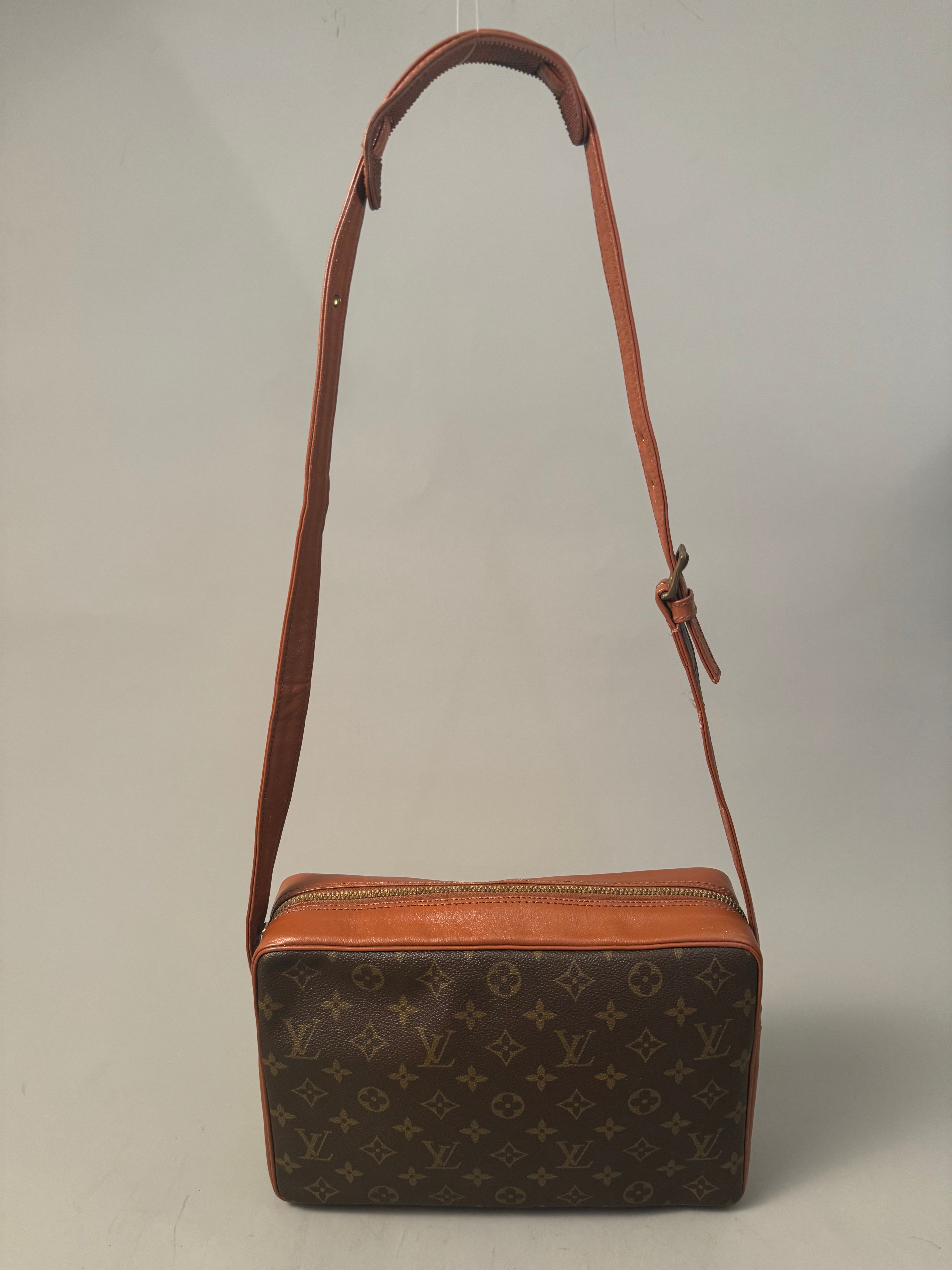 10272 Authentic Pre-loved Louis Vuitton
Sac Bandouliere Crossbody in Monogram Canvas