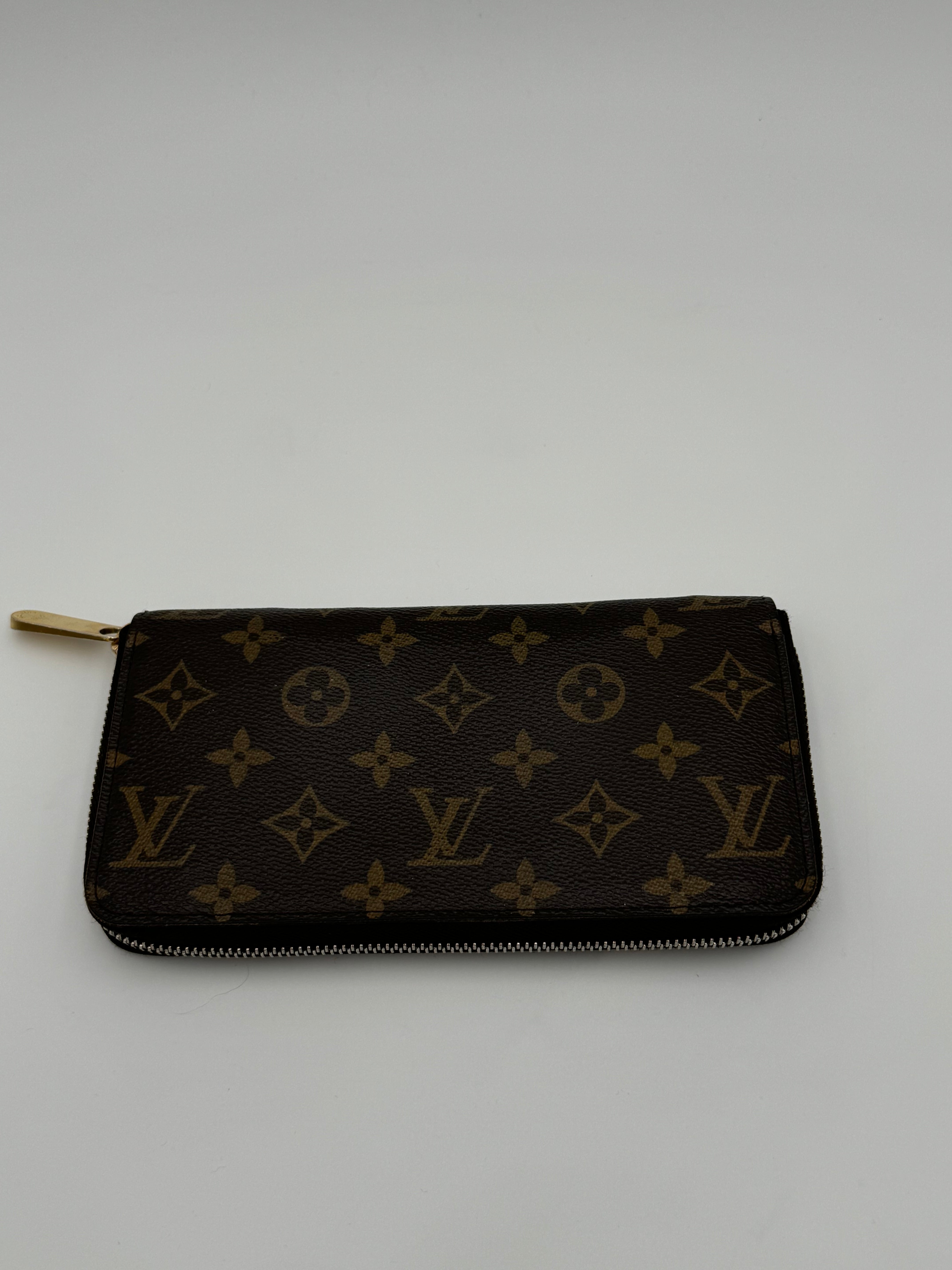 10305 Authentic Pre-loved Louis Vuitton
Zippy Wallet in Monogram Canvas