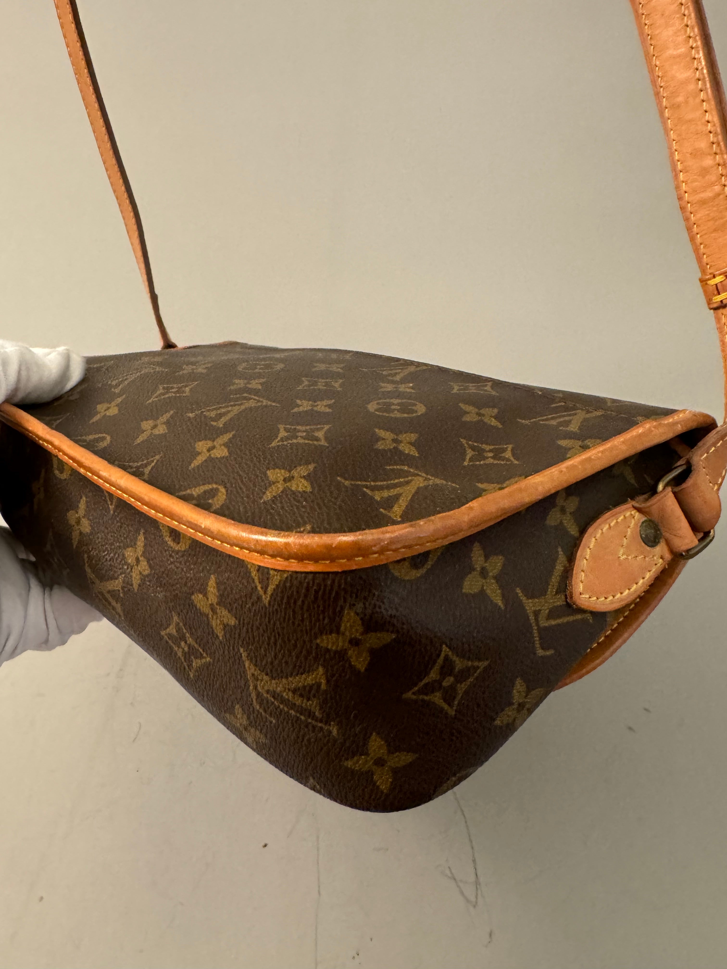 10095 Authentic Pre-loved Louis Vuitton Gibeciere MM in monogram Canvas