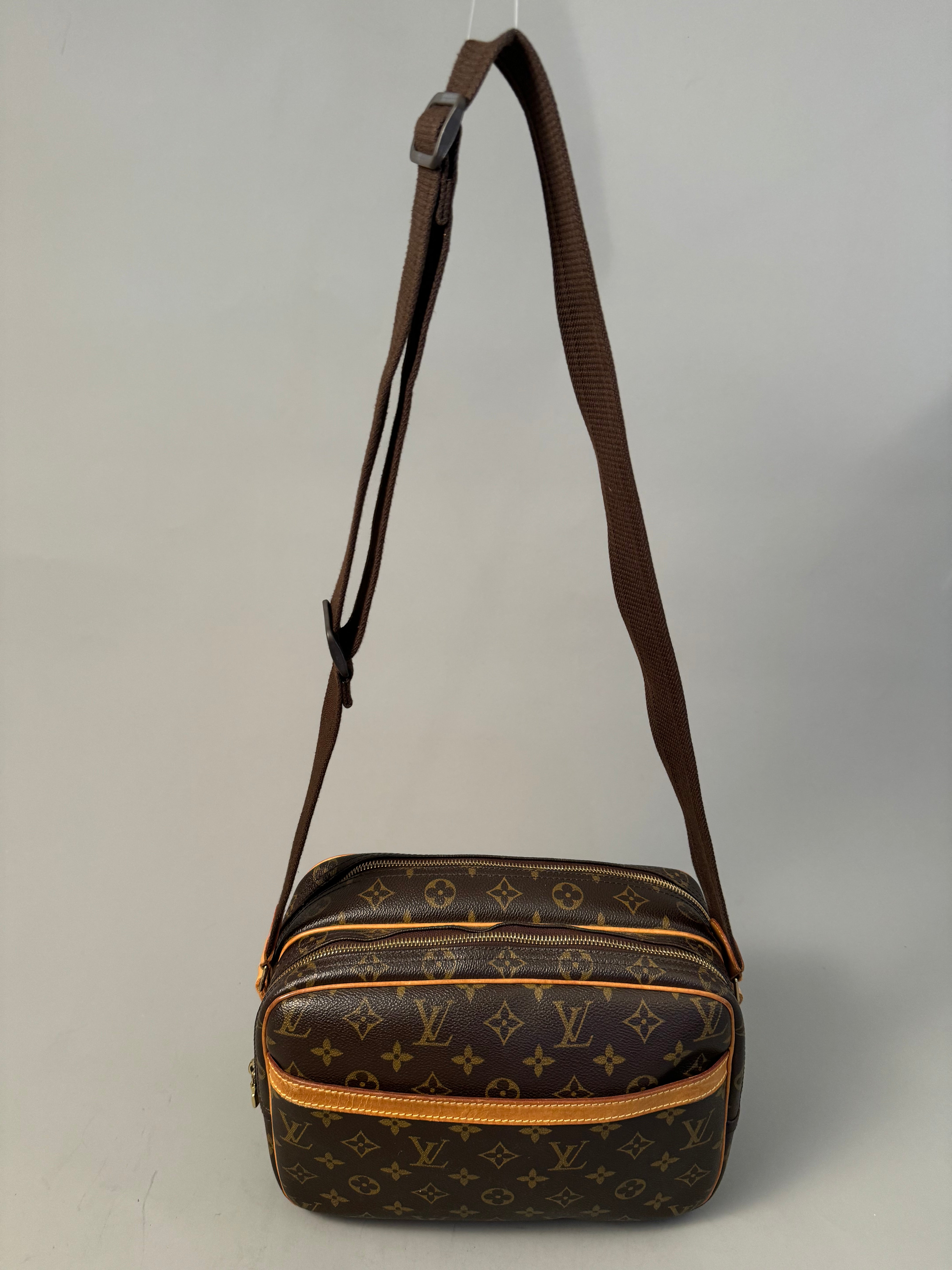 10290 Authentic Pre-loved Louis Vuitton
Reporter PM in Monogram Canvas.