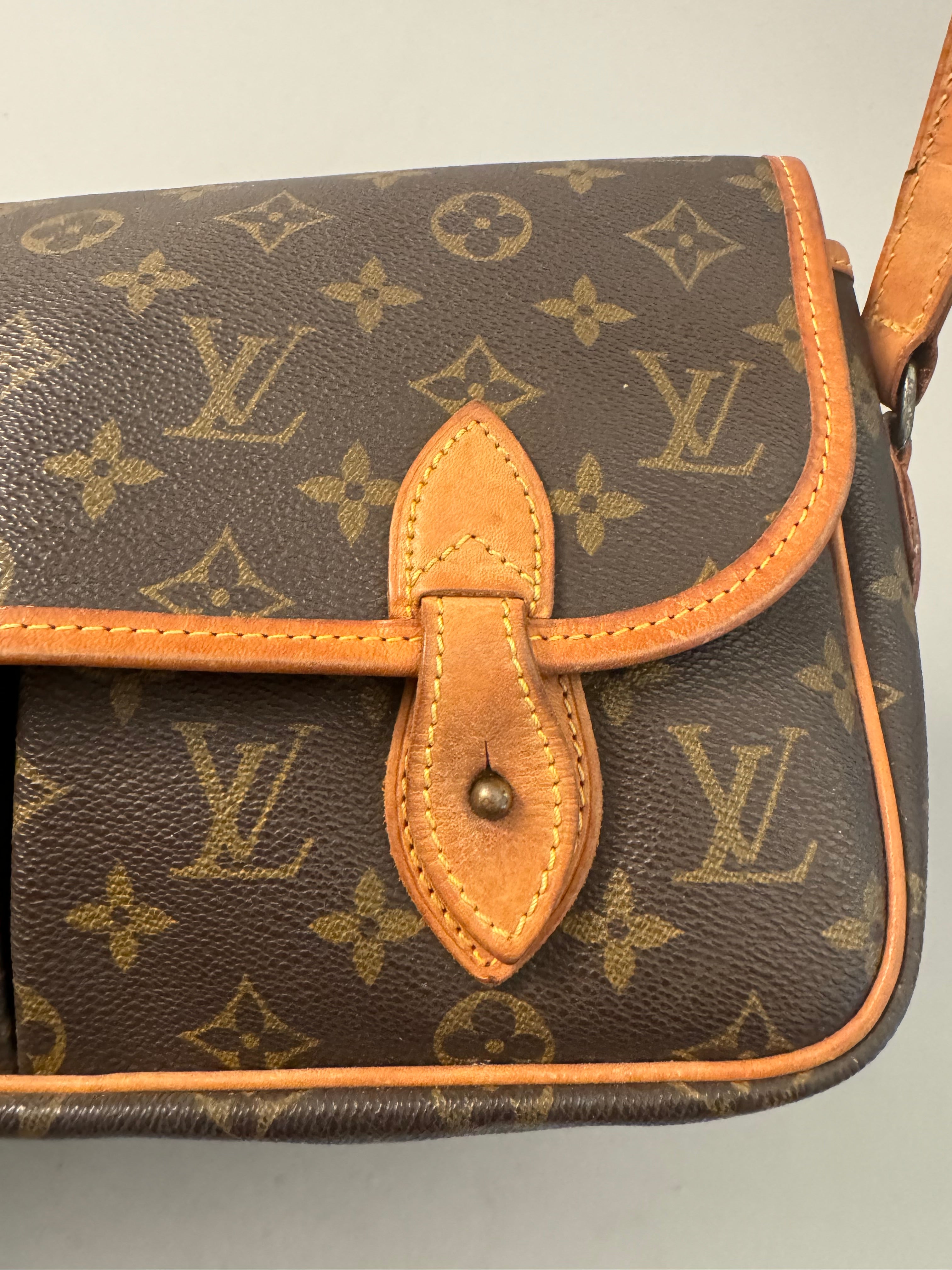 10095 Authentic Pre-loved Louis Vuitton Gibeciere MM in monogram Canvas