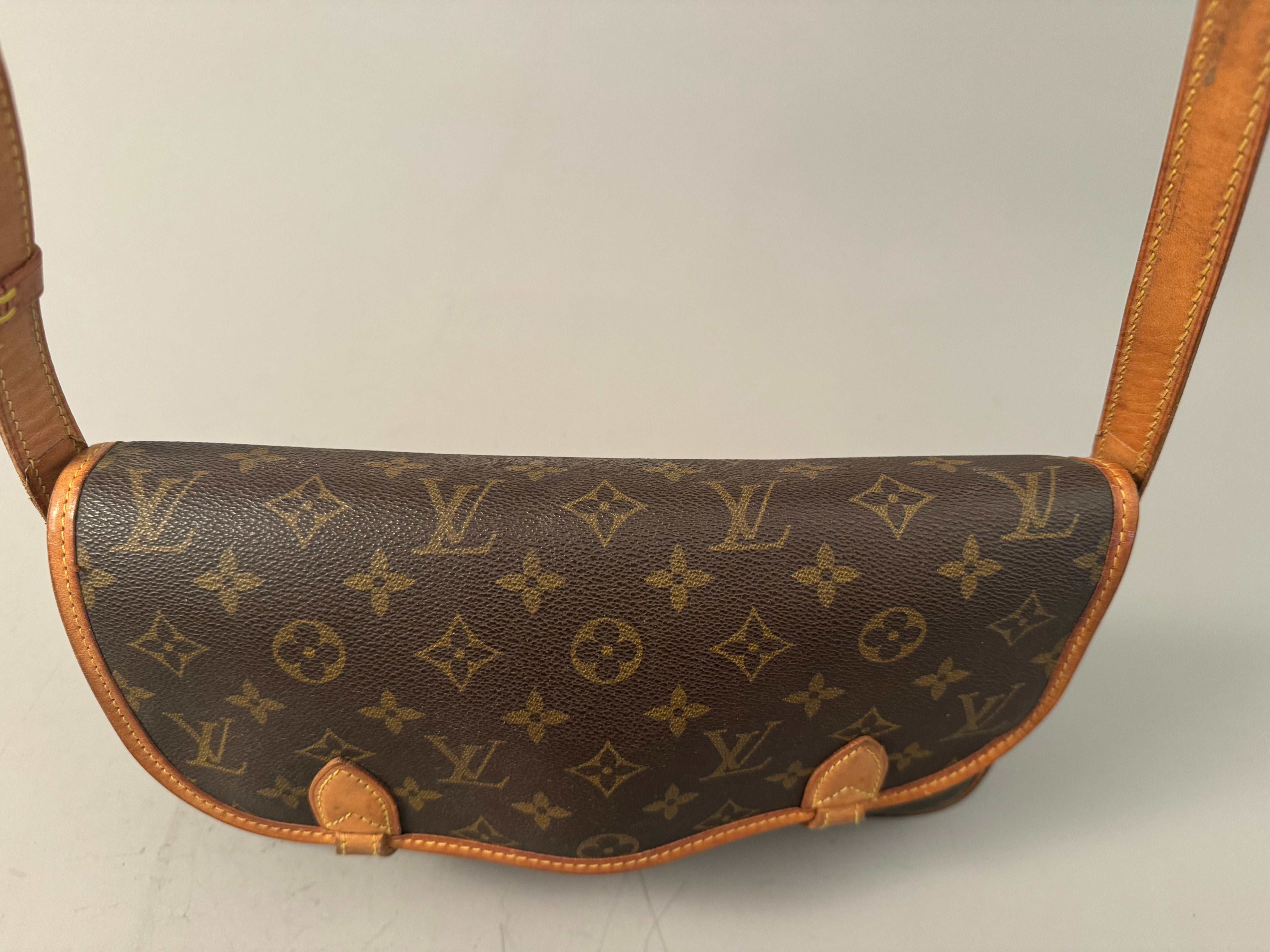 10095 Authentic Pre-loved Louis Vuitton Gibeciere MM in monogram Canvas