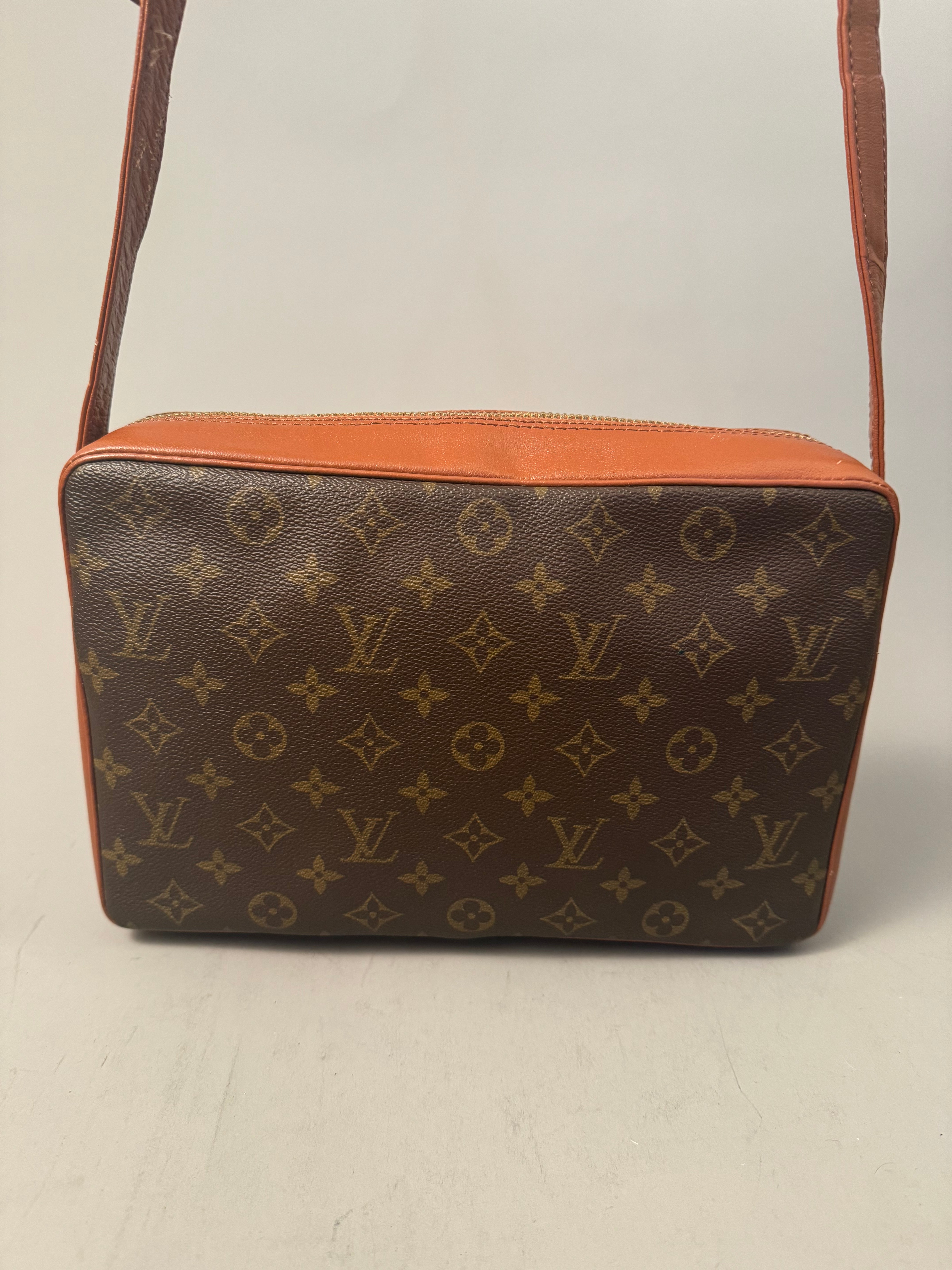 10272 Authentic Pre-loved Louis Vuitton
Sac Bandouliere Crossbody in Monogram Canvas