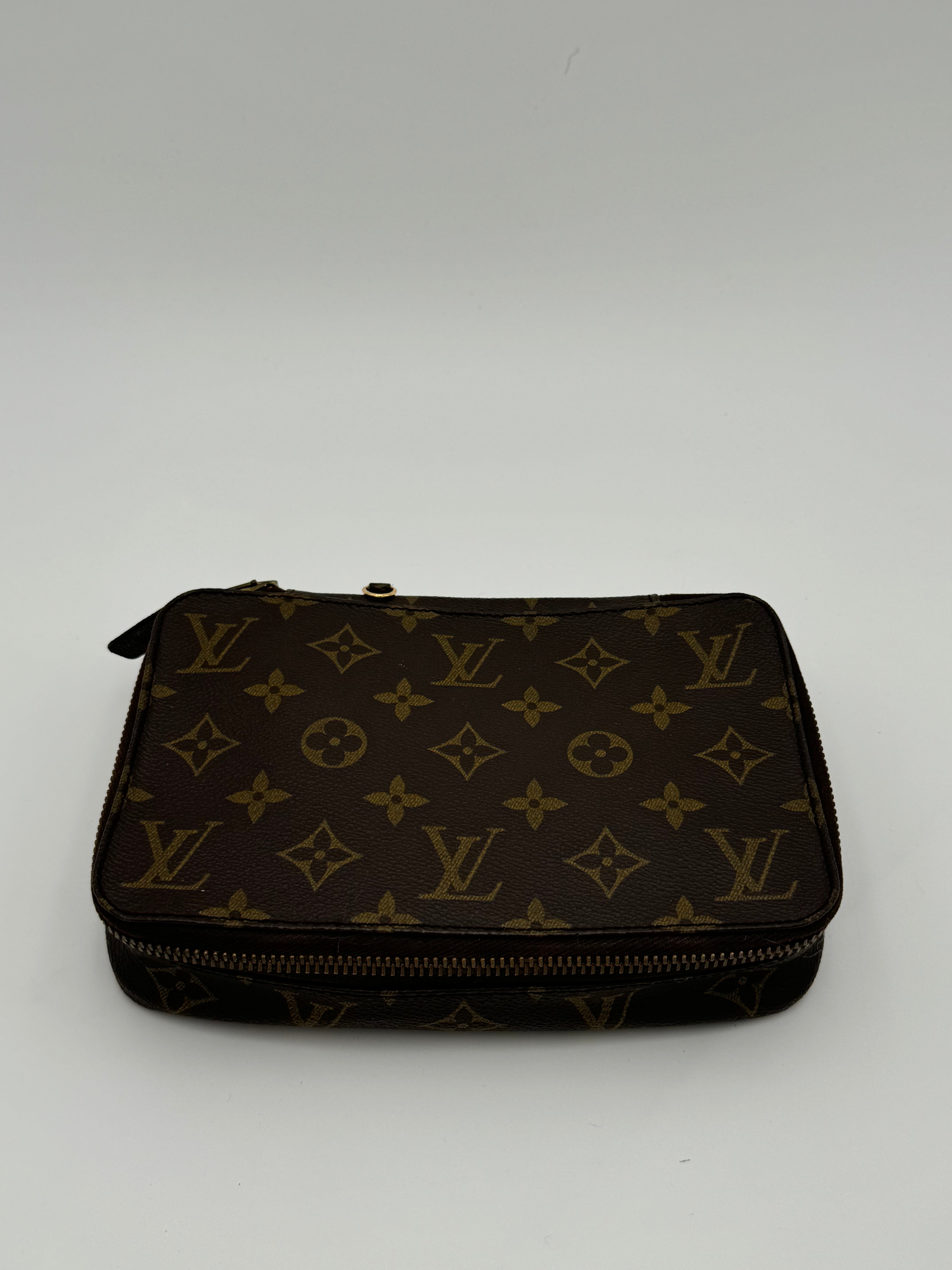 10313 Authentic Pre-loved Louis Vuitton
Monte Carlo Jewelry Case in Monogram Canvas