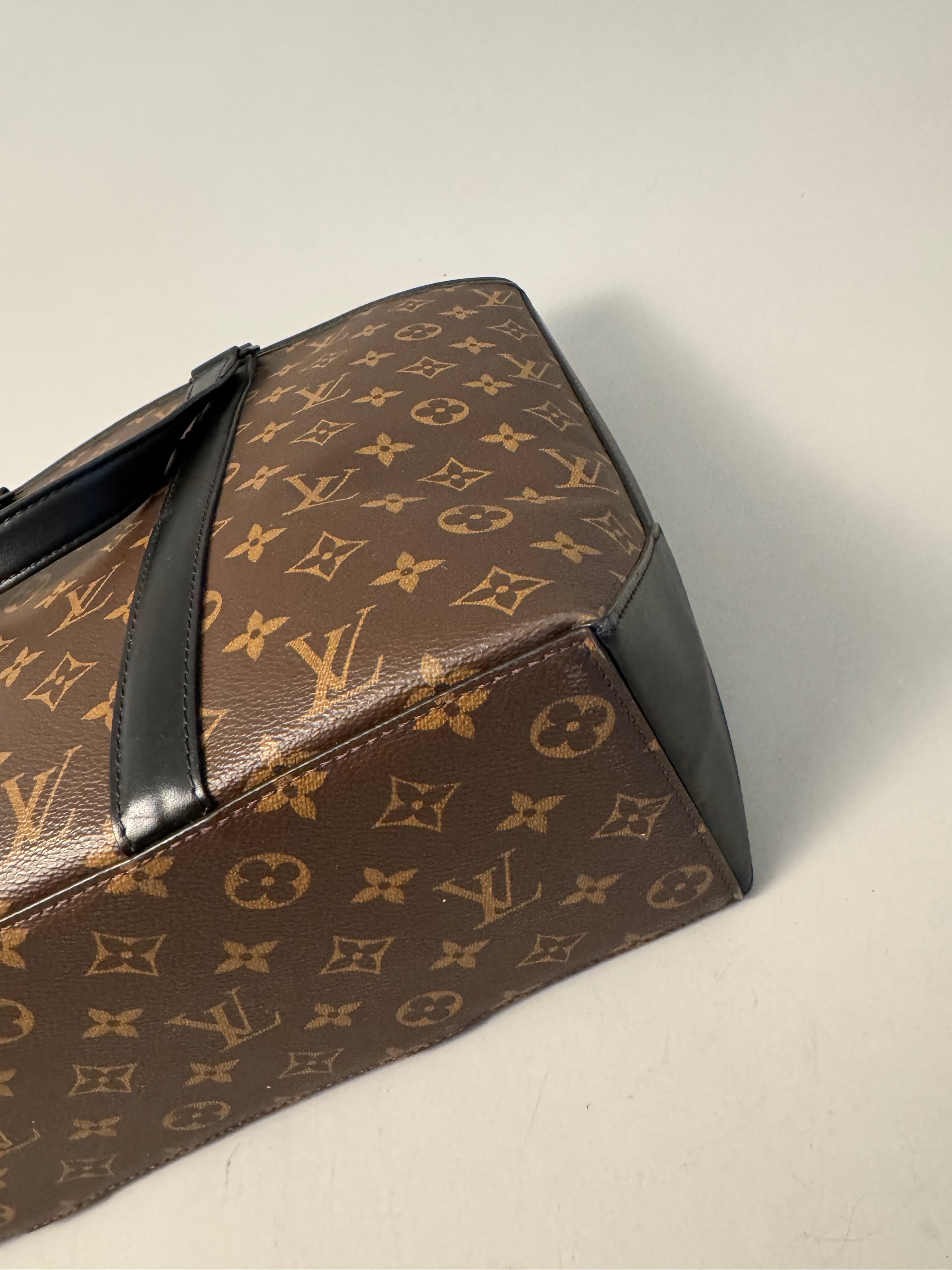 10195 Authentic Pre-loved Louis Vuitton
Weekend Tote in Monogram Canvas