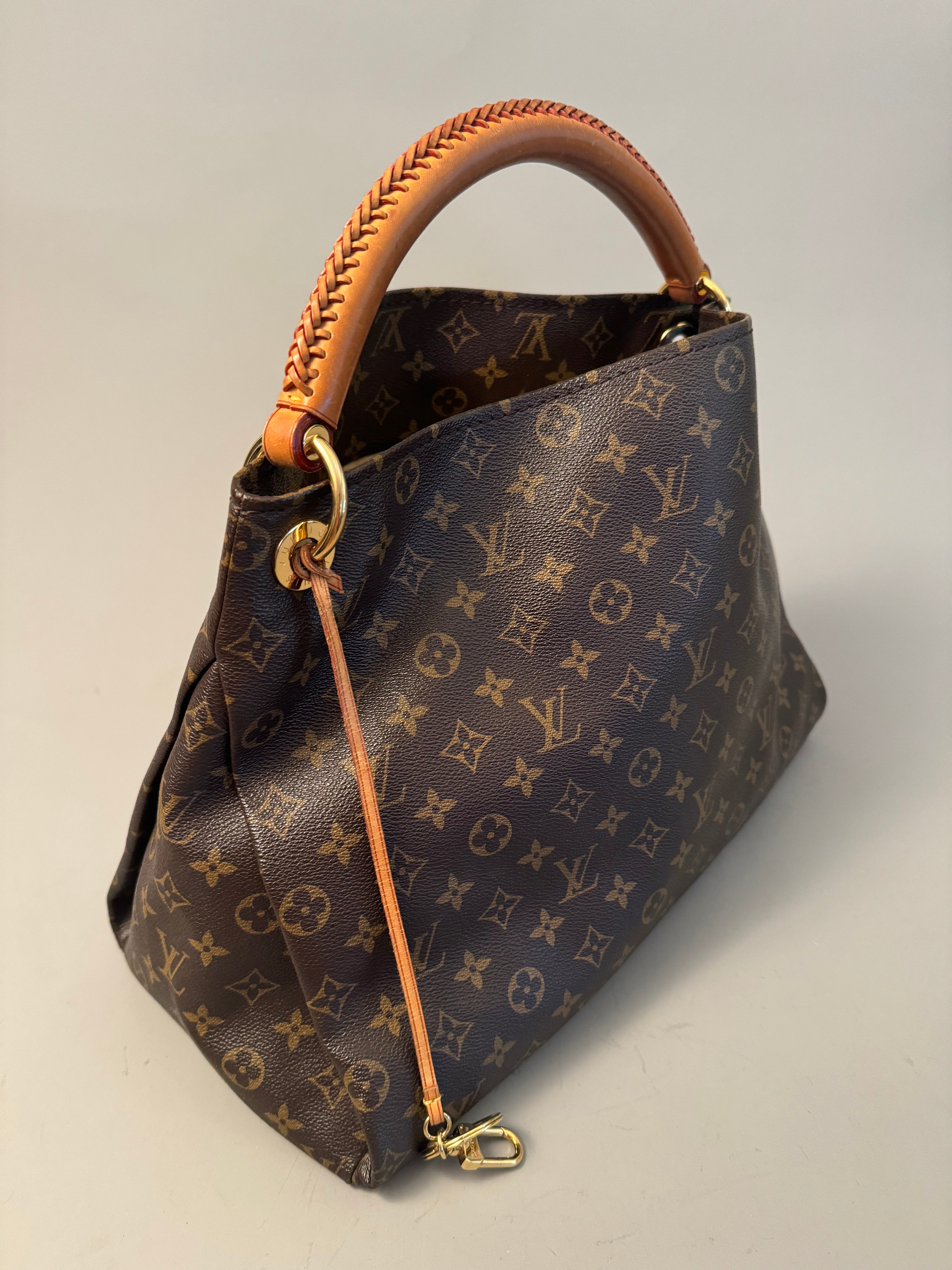 10175 Authentic Pre-loved Louis Vuitton Artsy MM in Monogram Canvas