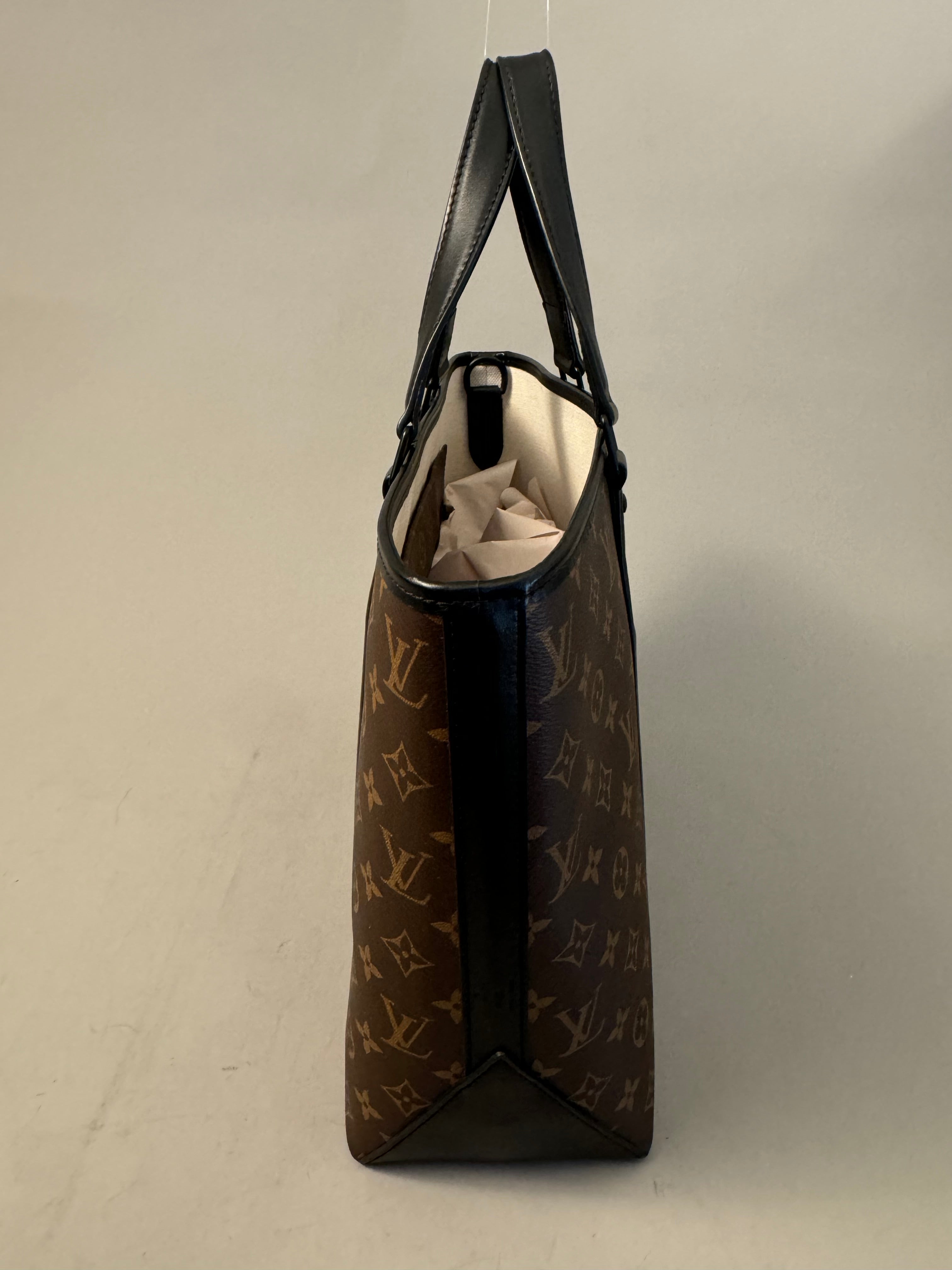 10195 Authentic Pre-loved Louis Vuitton
Weekend Tote in Monogram Canvas