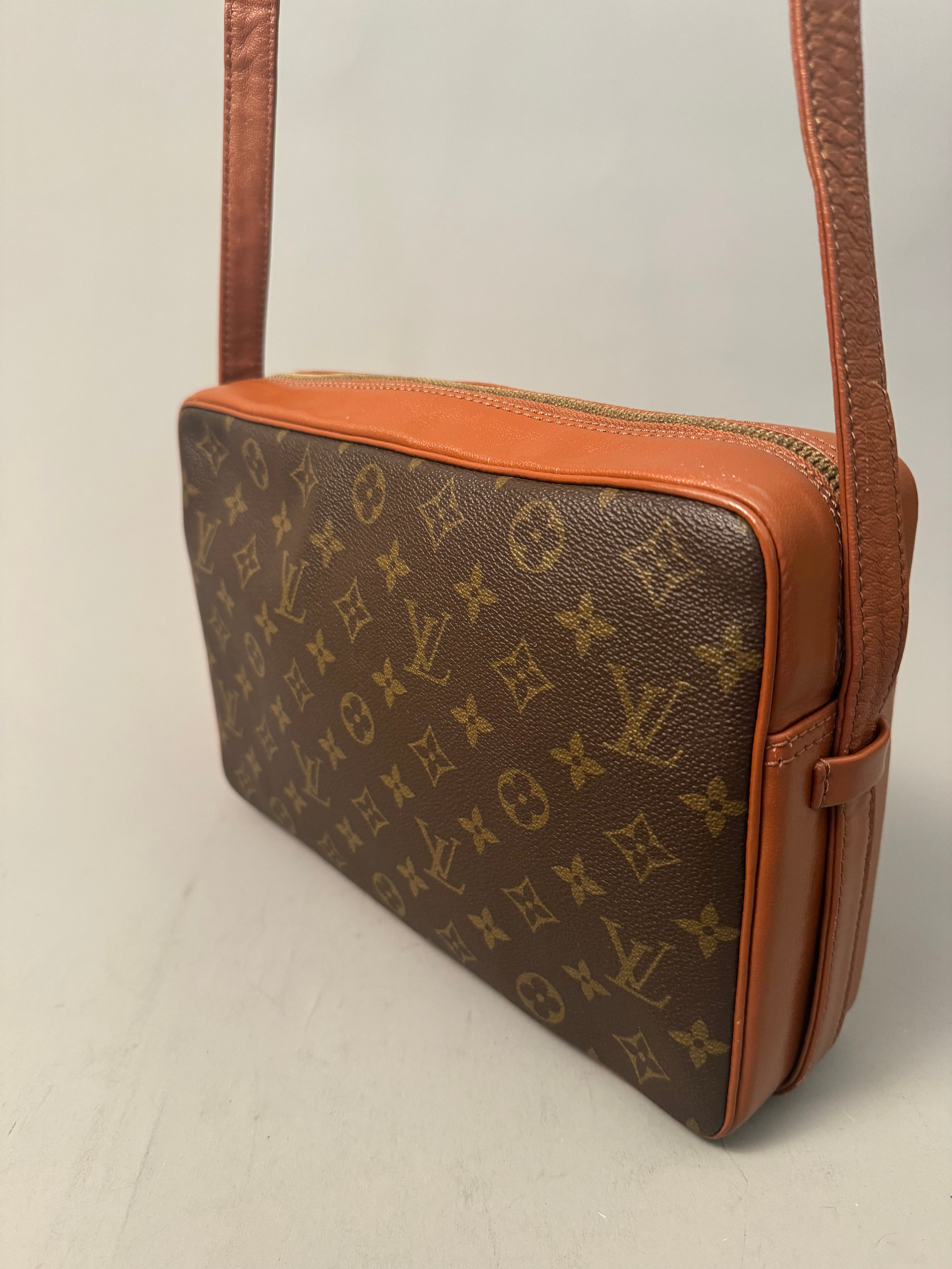 10272 Authentic Pre-loved Louis Vuitton
Sac Bandouliere Crossbody in Monogram Canvas