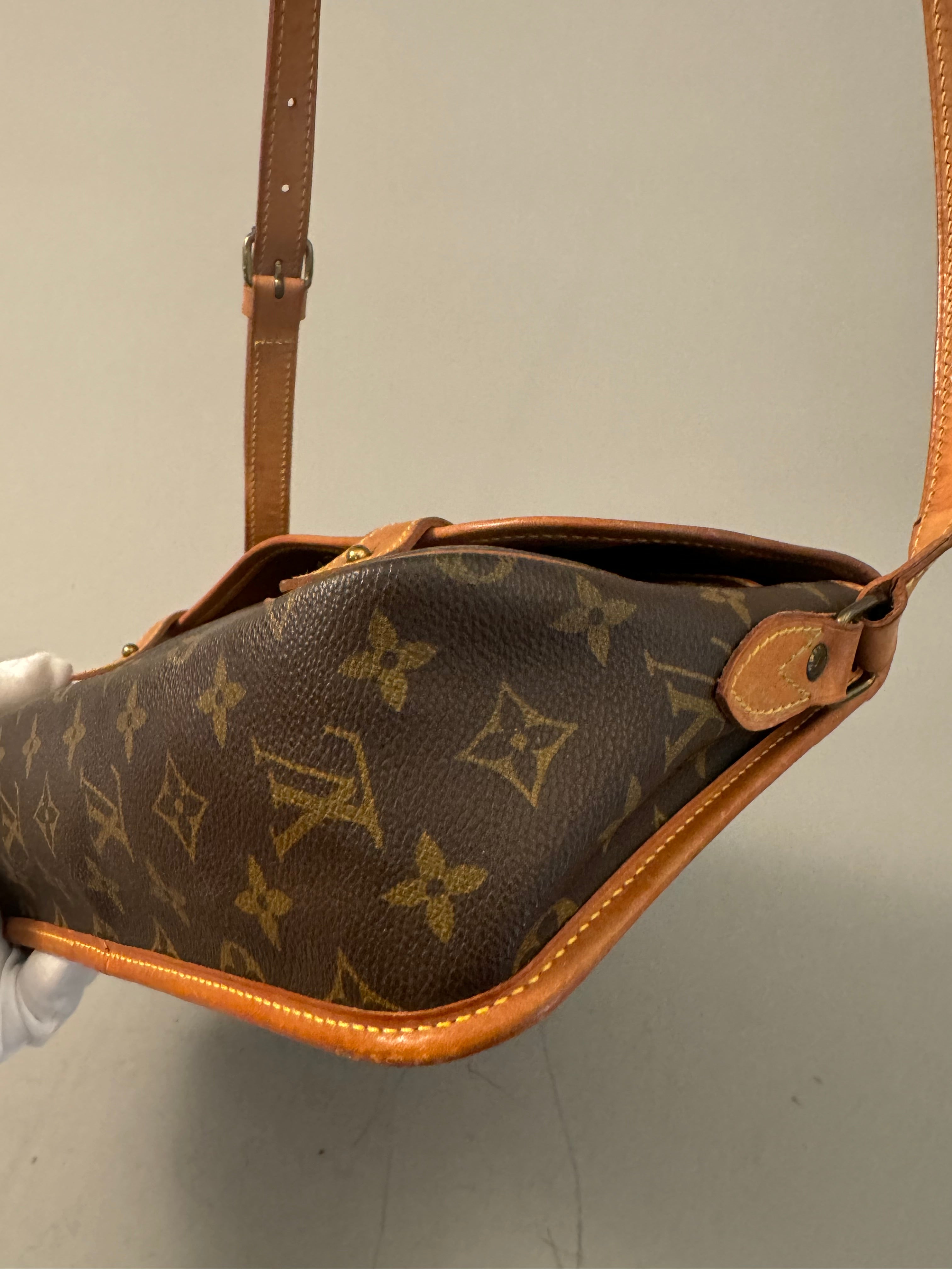 10095 Authentic Pre-loved Louis Vuitton Gibeciere MM in monogram Canvas