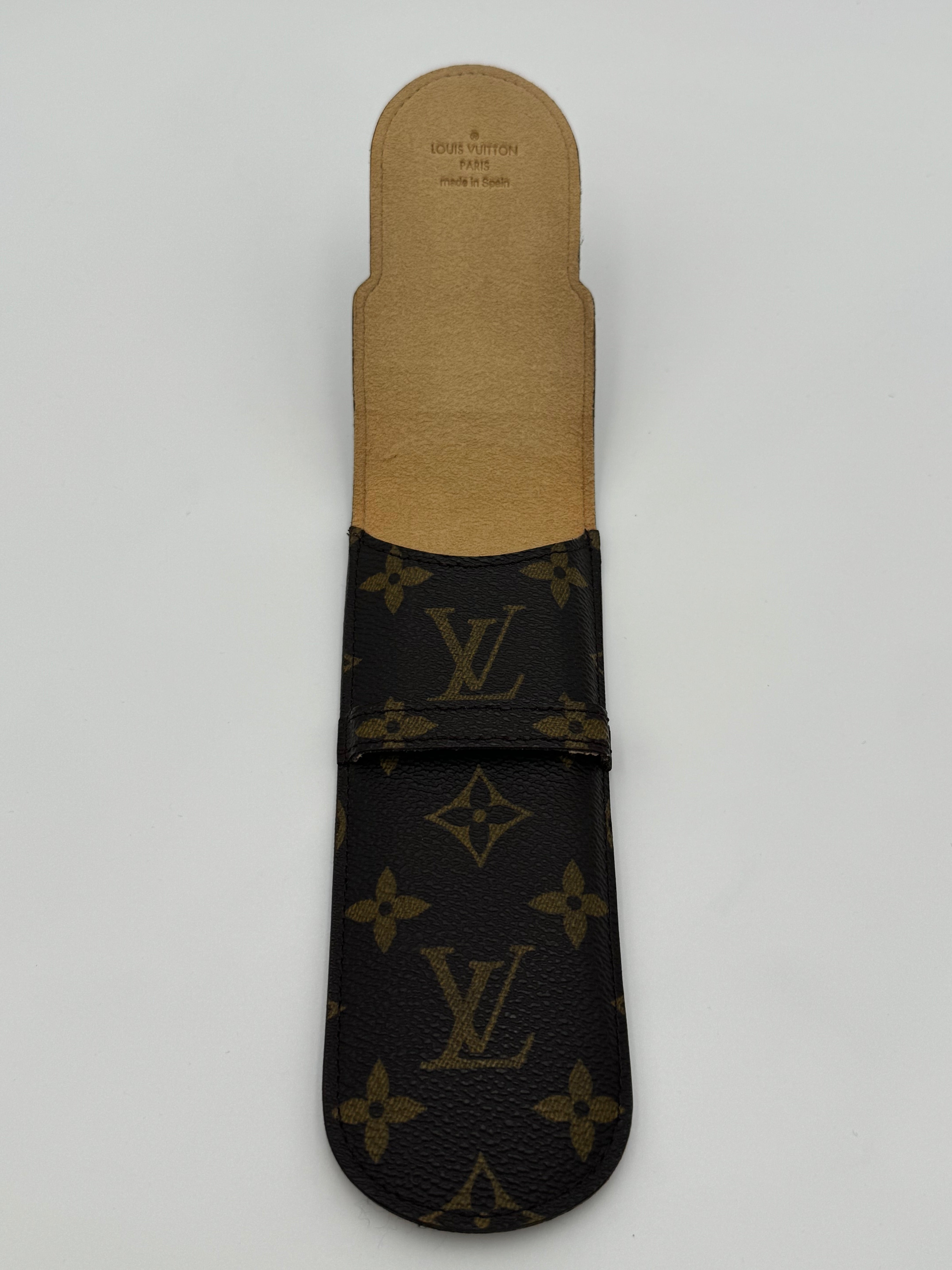 10298 Authentic Pre-loved Louis Vuitton
Pen Holder in Monogram Canvas