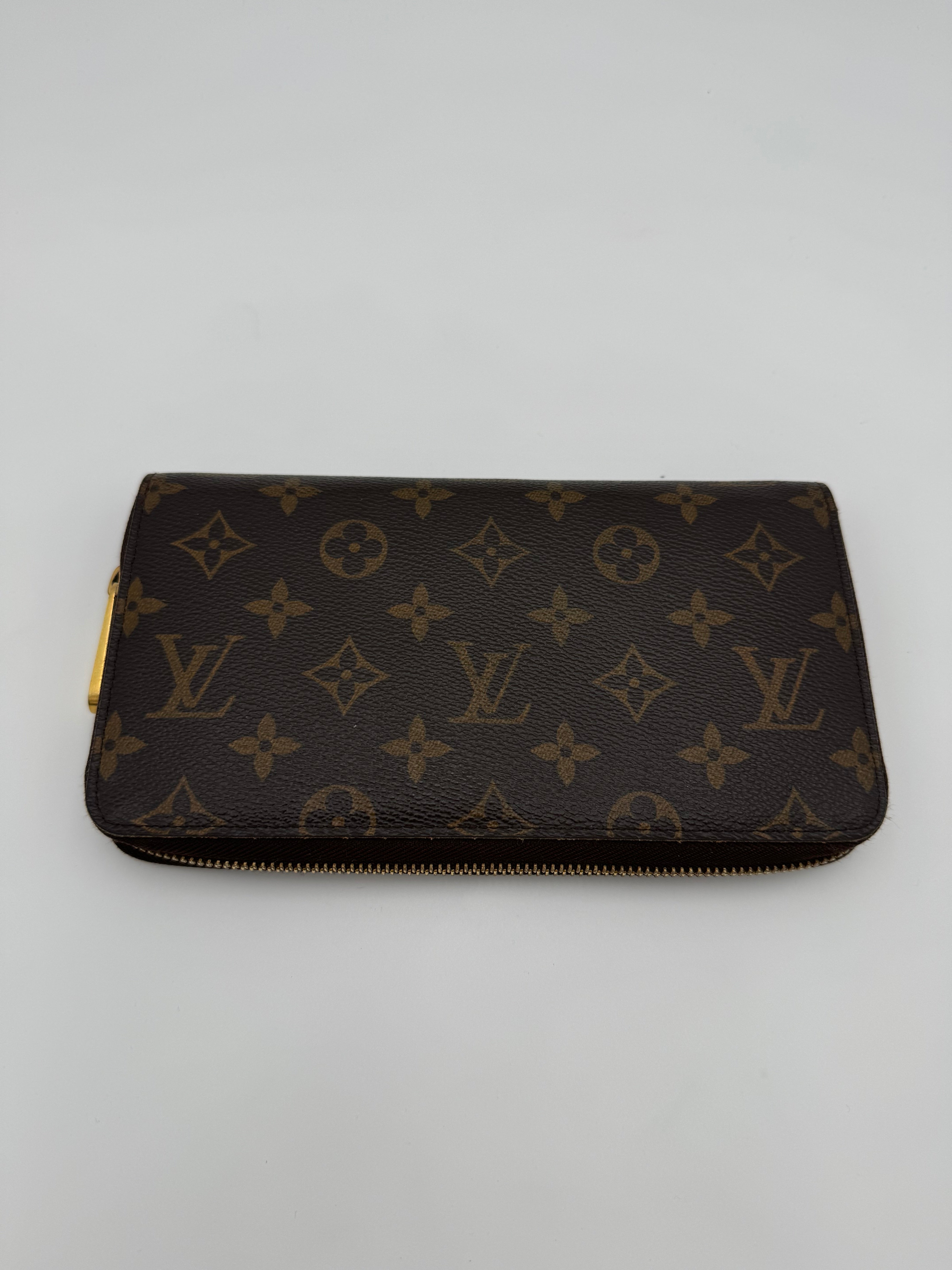 10302 Authentic Pre-Loved Louis Vuitton
Zippy Organizer Check Book Holder in Monogram Canvas