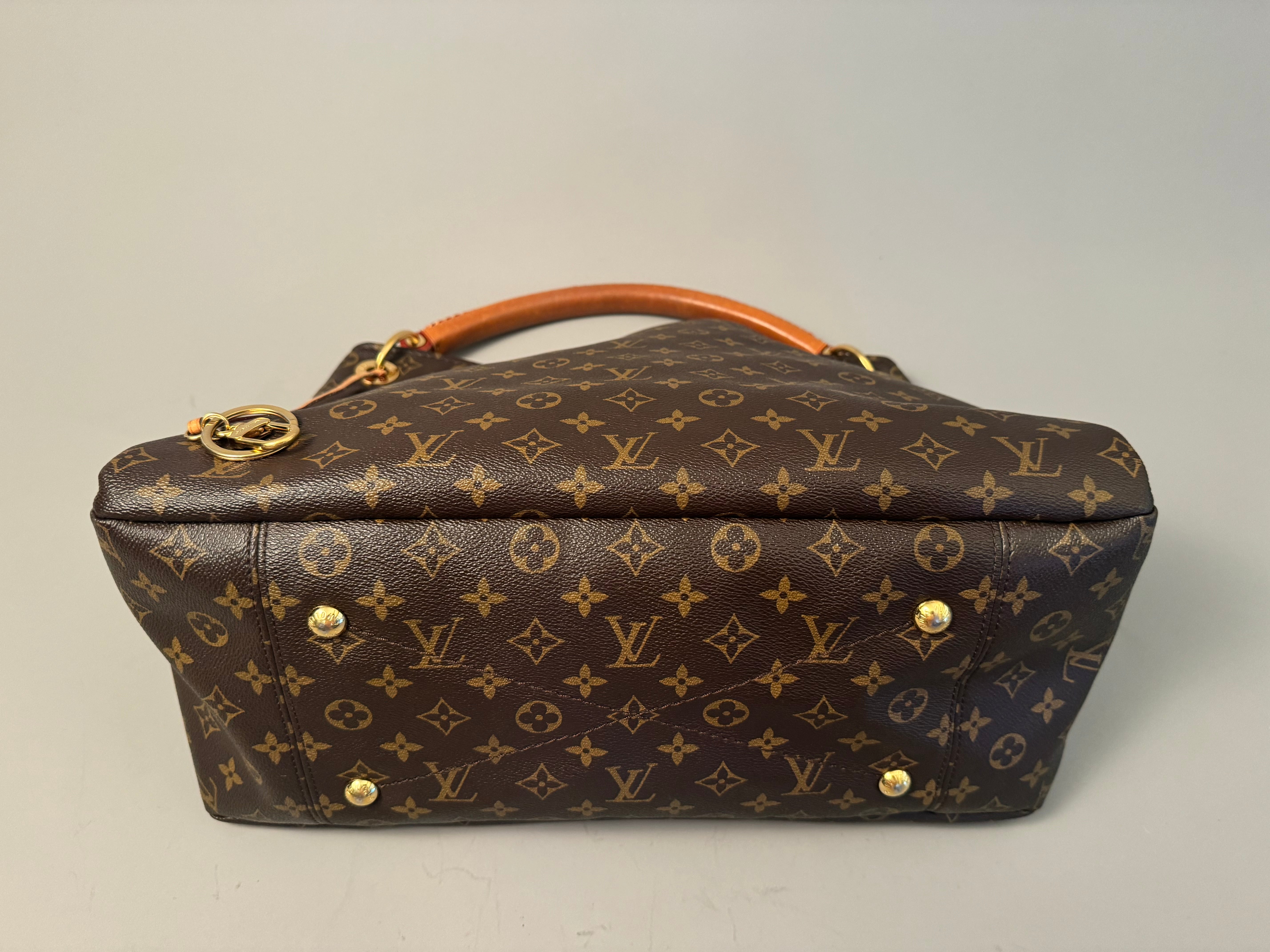 10175 Authentic Pre-loved Louis Vuitton Artsy MM in Monogram Canvas