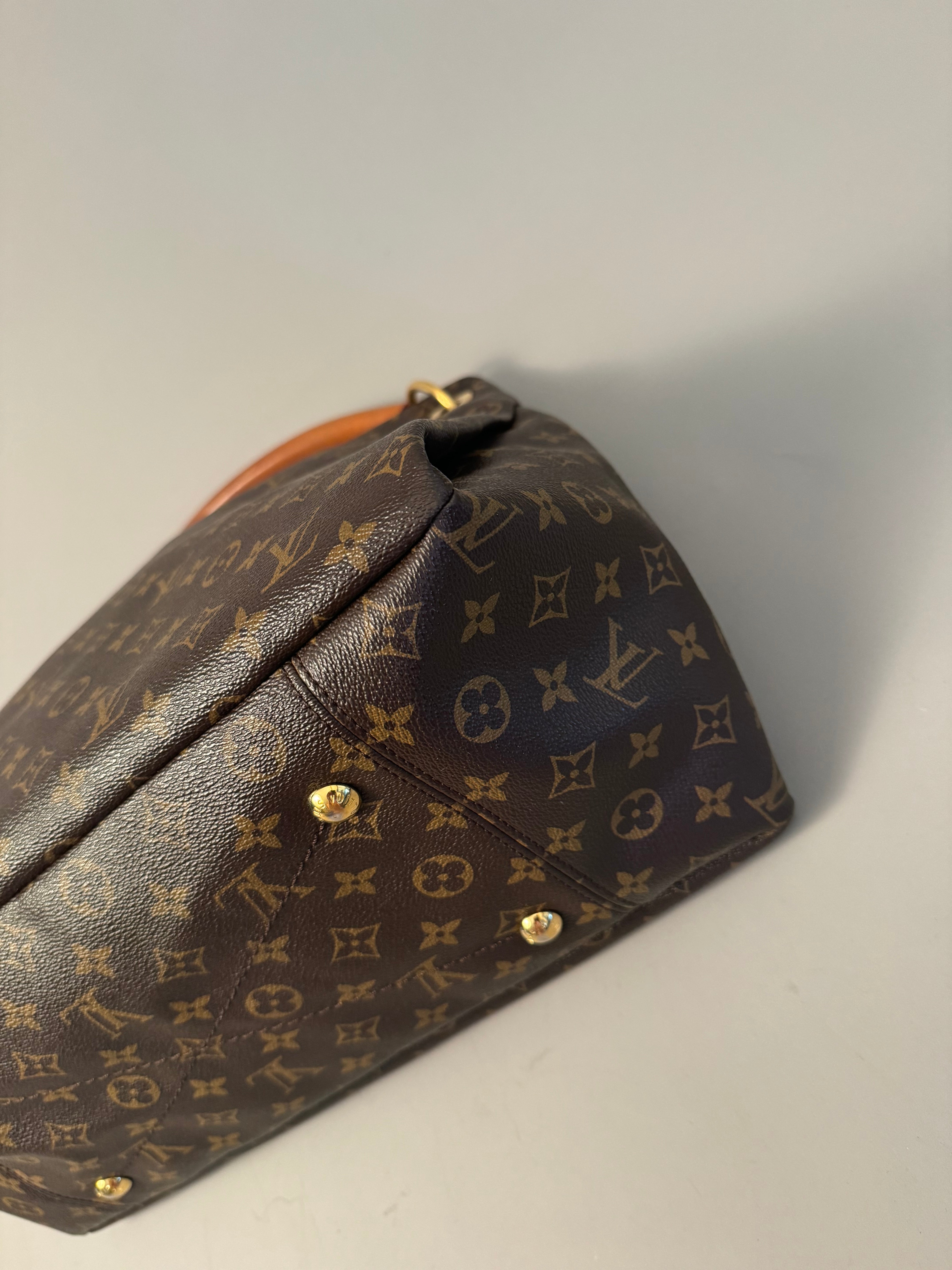 10175 Authentic Pre-loved Louis Vuitton Artsy MM in Monogram Canvas