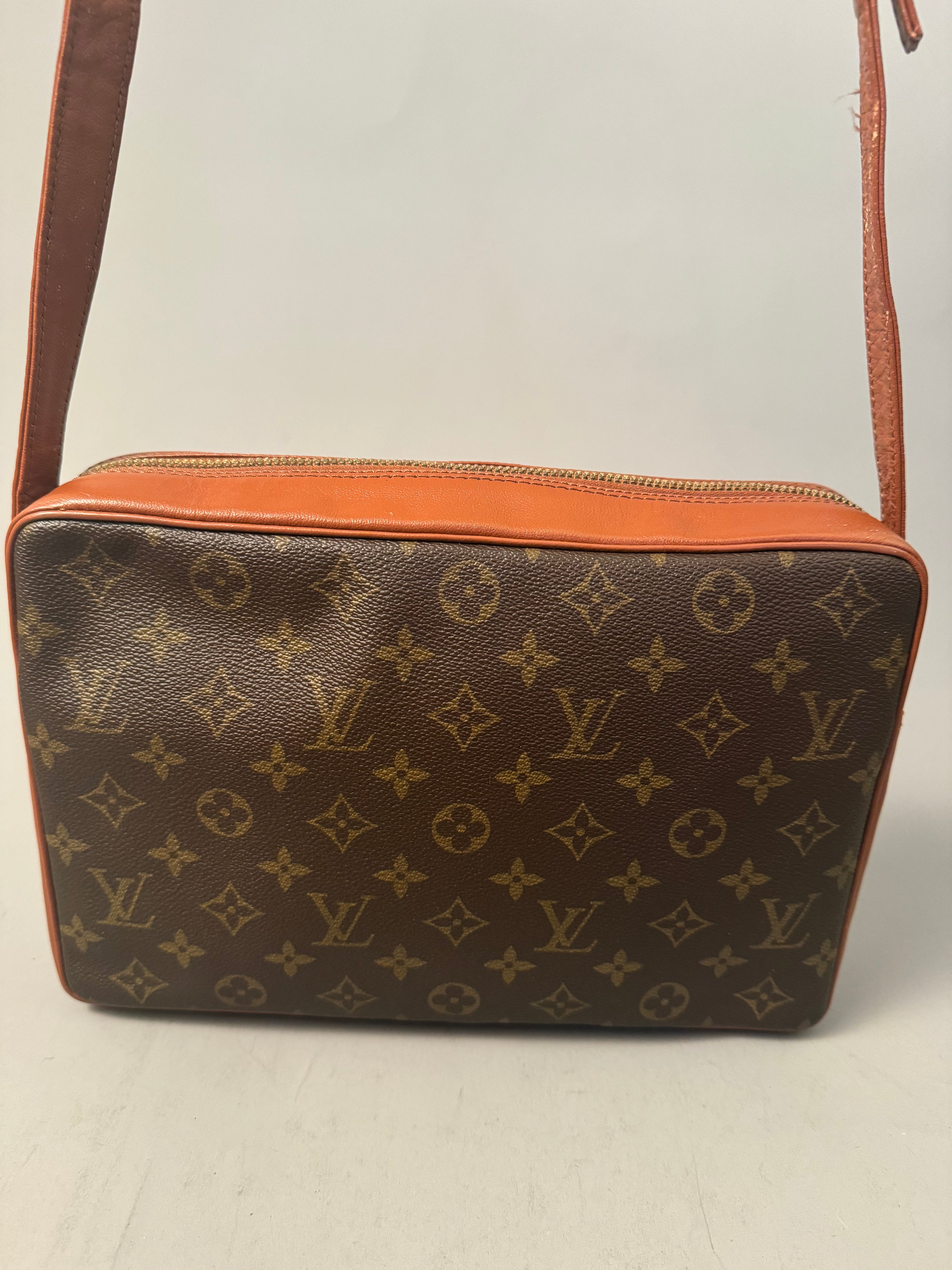 10272 Authentic Pre-loved Louis Vuitton
Sac Bandouliere Crossbody in Monogram Canvas