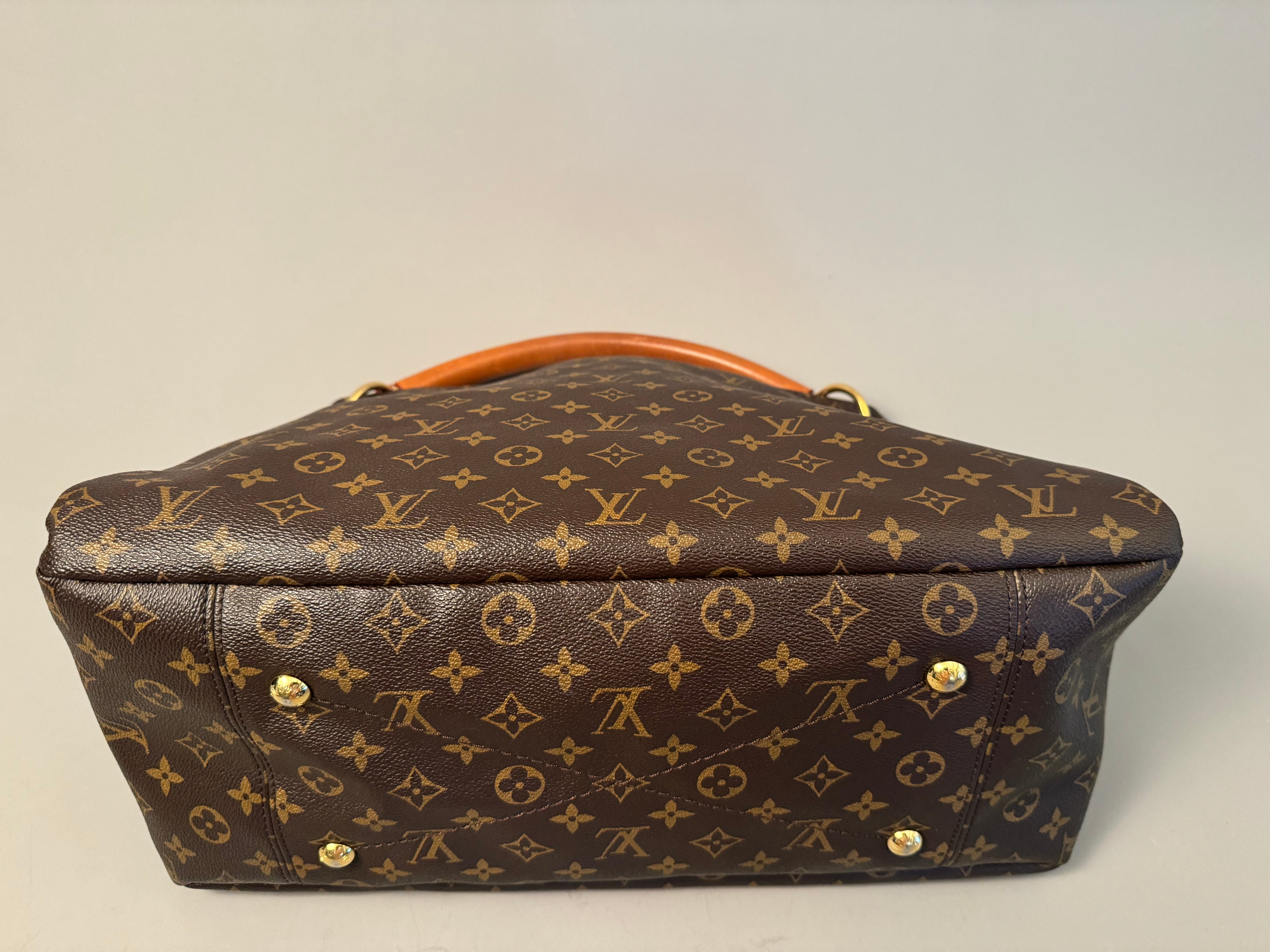 10175 Authentic Pre-loved Louis Vuitton Artsy MM in Monogram Canvas