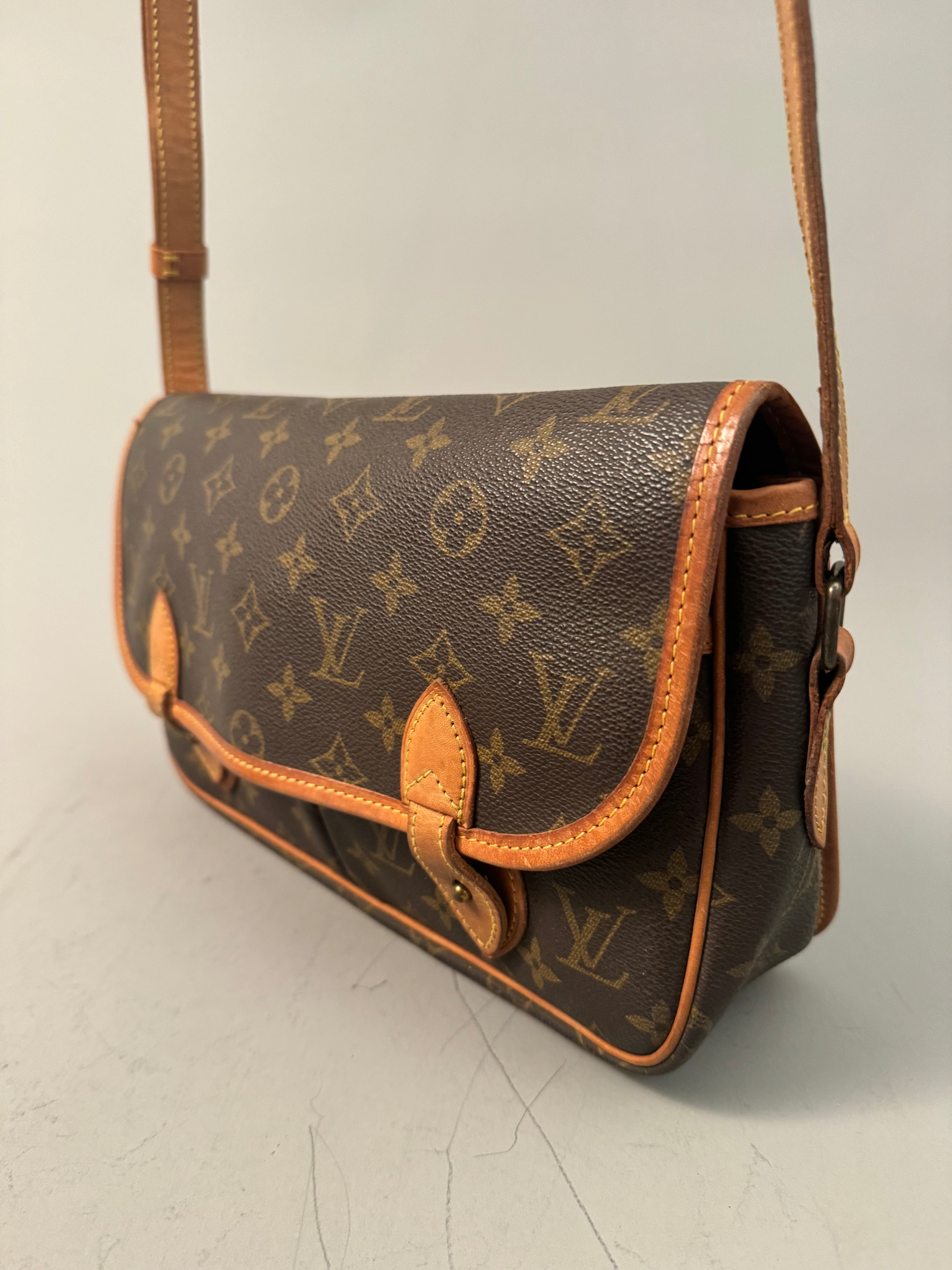 10095 Authentic Pre-loved Louis Vuitton Gibeciere MM in monogram Canvas