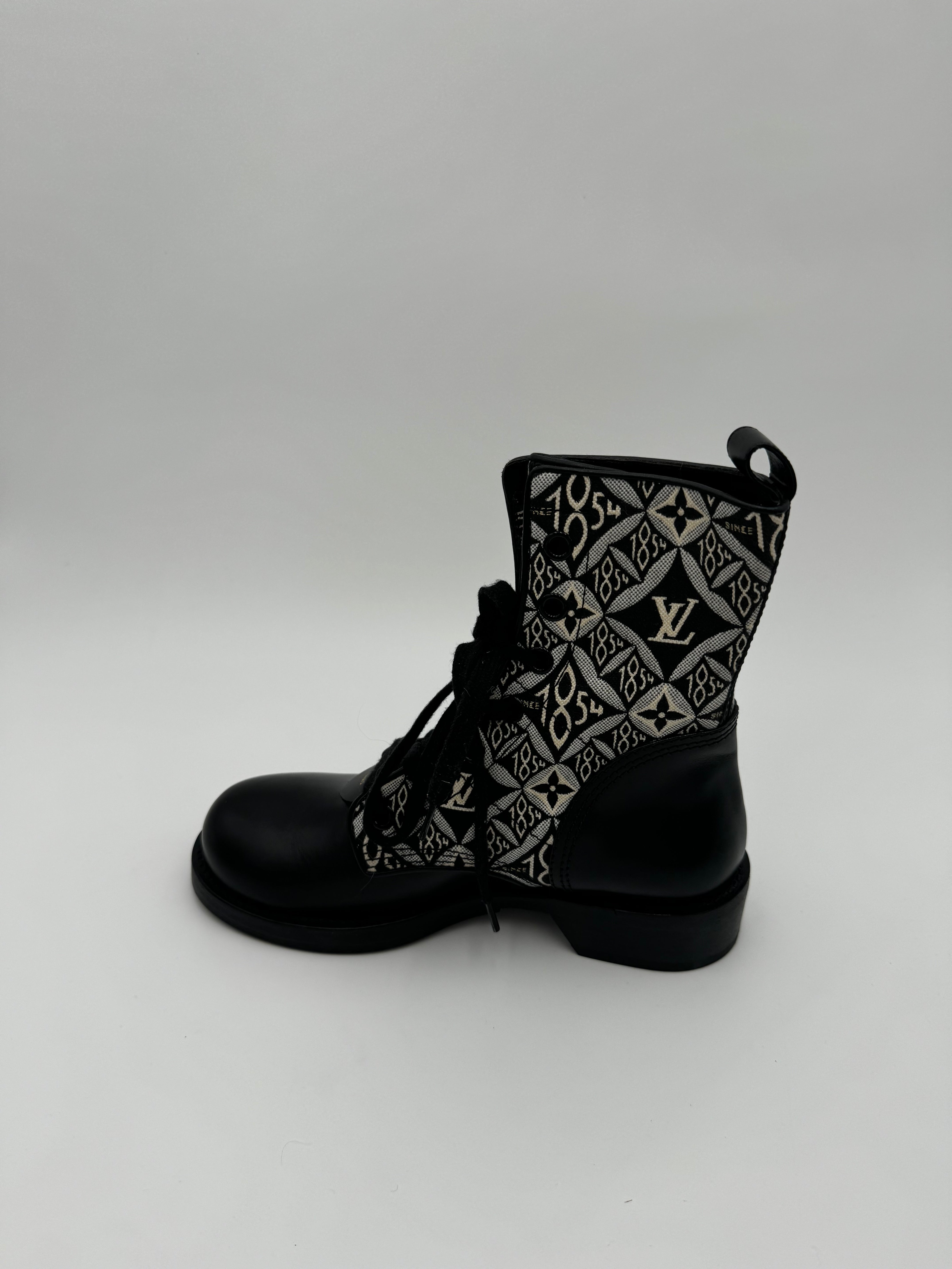 10329 Authentic Pre-loved Louis Vuitton
Jacquard Calfskin Metropolis Boots Size: 37