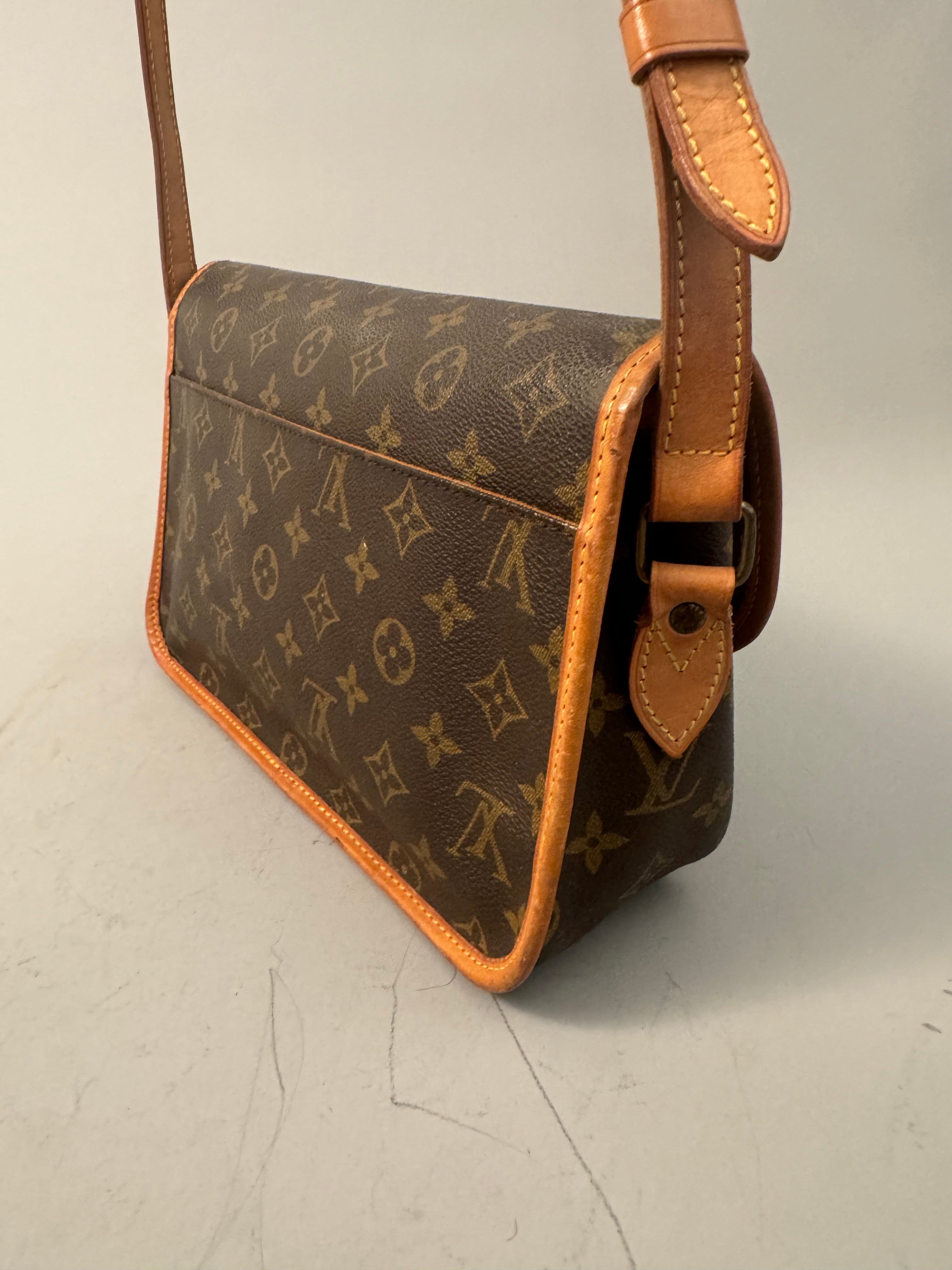 10095 Authentic Pre-loved Louis Vuitton Gibeciere MM in monogram Canvas