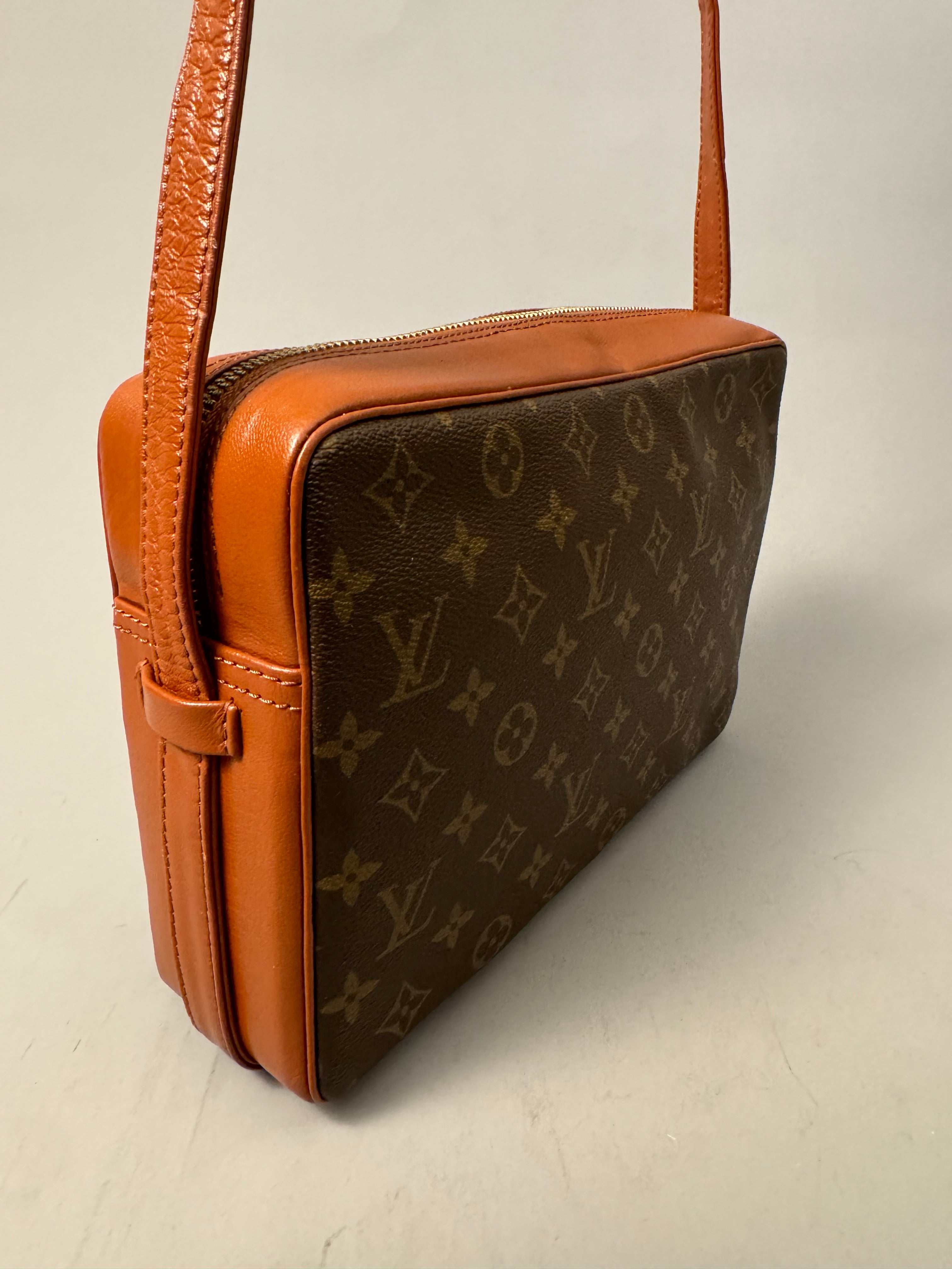 10272 Authentic Pre-loved Louis Vuitton
Sac Bandouliere Crossbody in Monogram Canvas