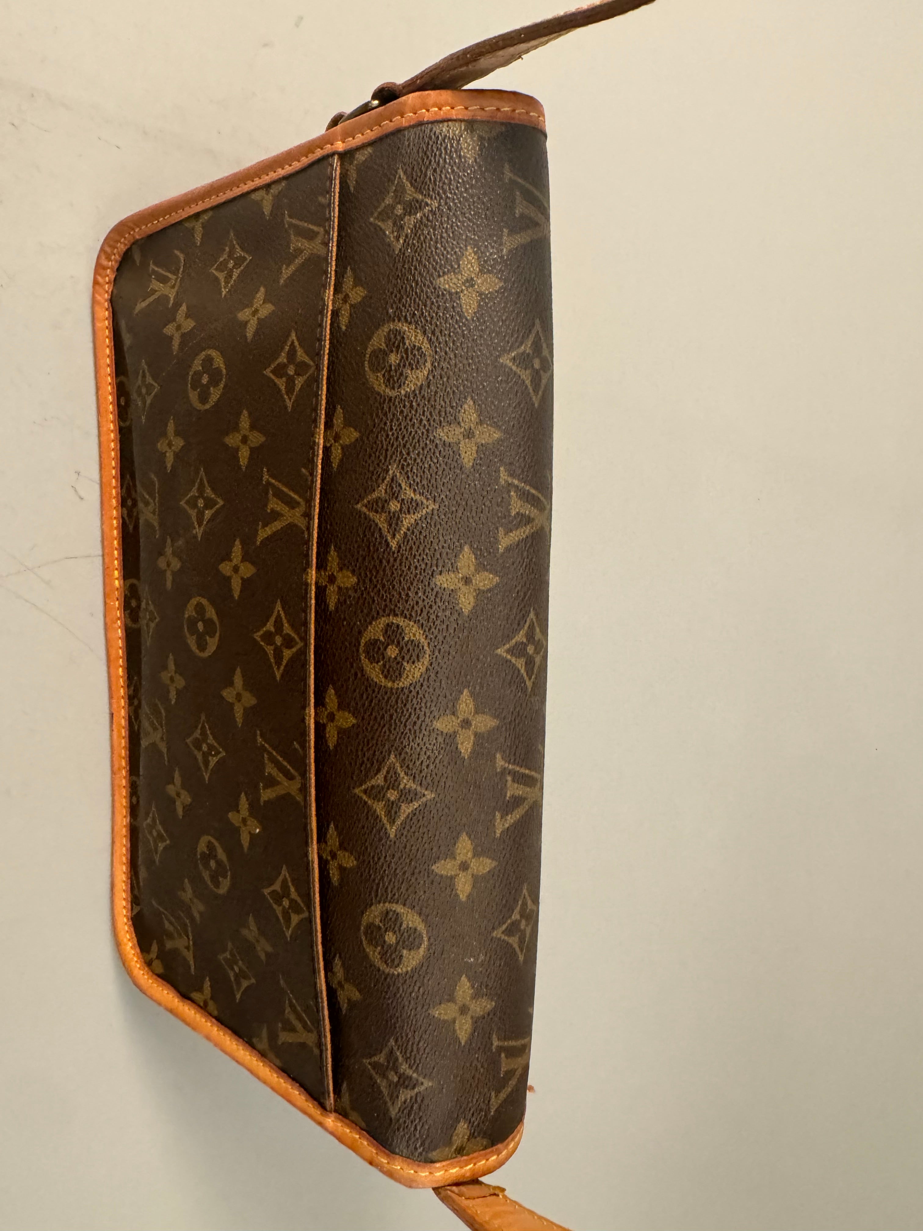 10095 Authentic Pre-loved Louis Vuitton Gibeciere MM in monogram Canvas