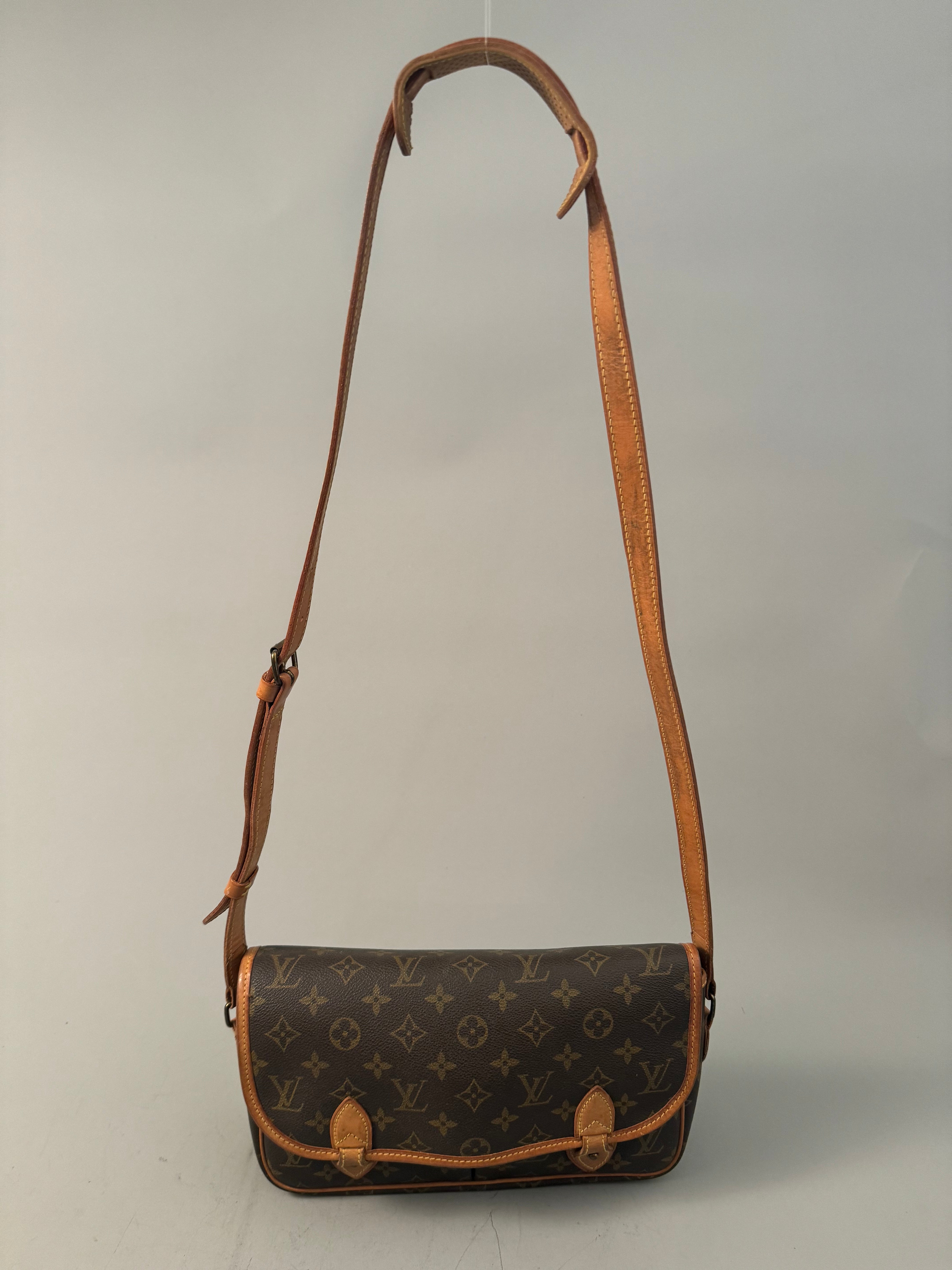 10095 Authentic Pre-loved Louis Vuitton Gibeciere MM in monogram Canvas