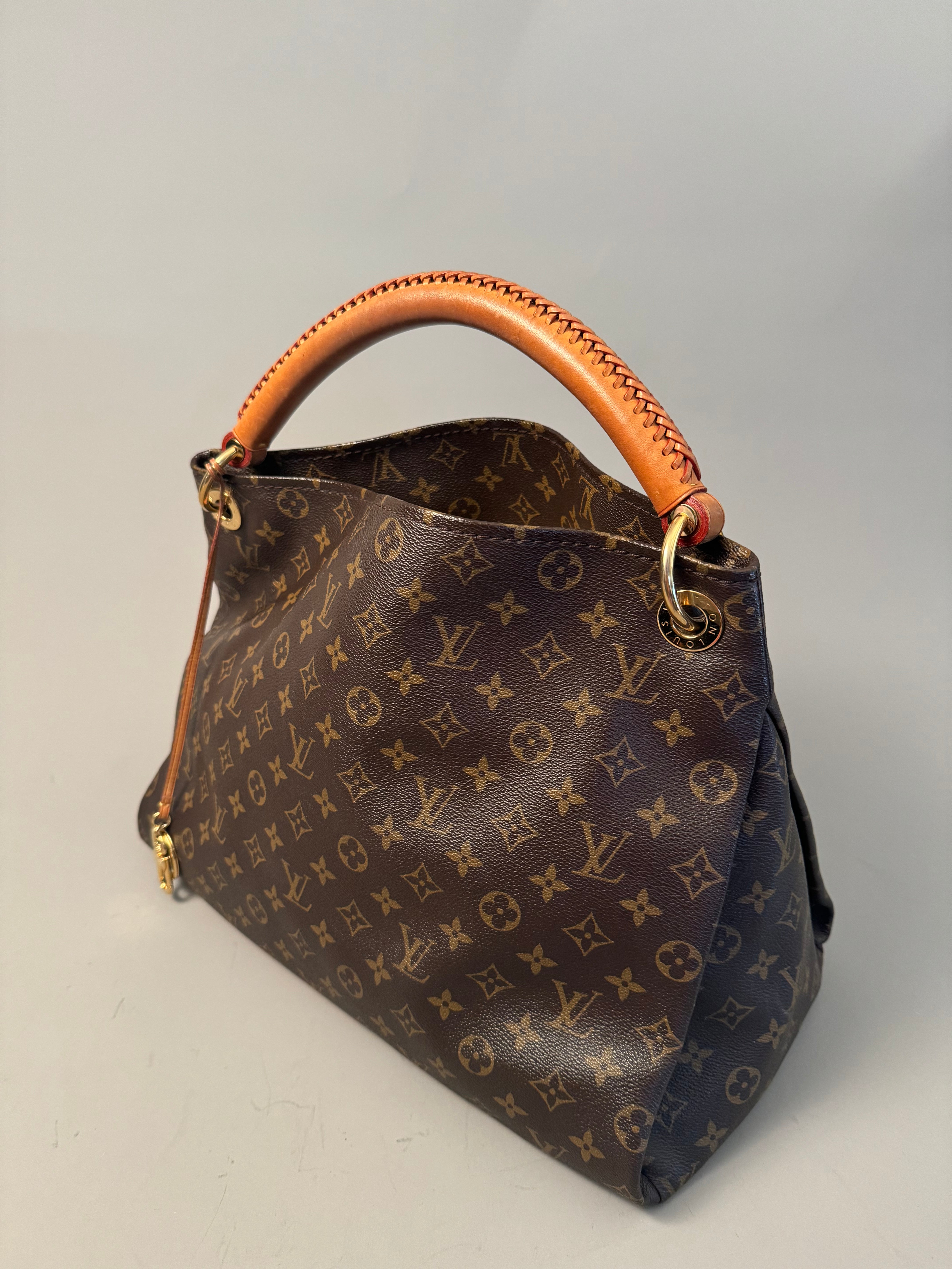 10175 Authentic Pre-loved Louis Vuitton Artsy MM in Monogram Canvas