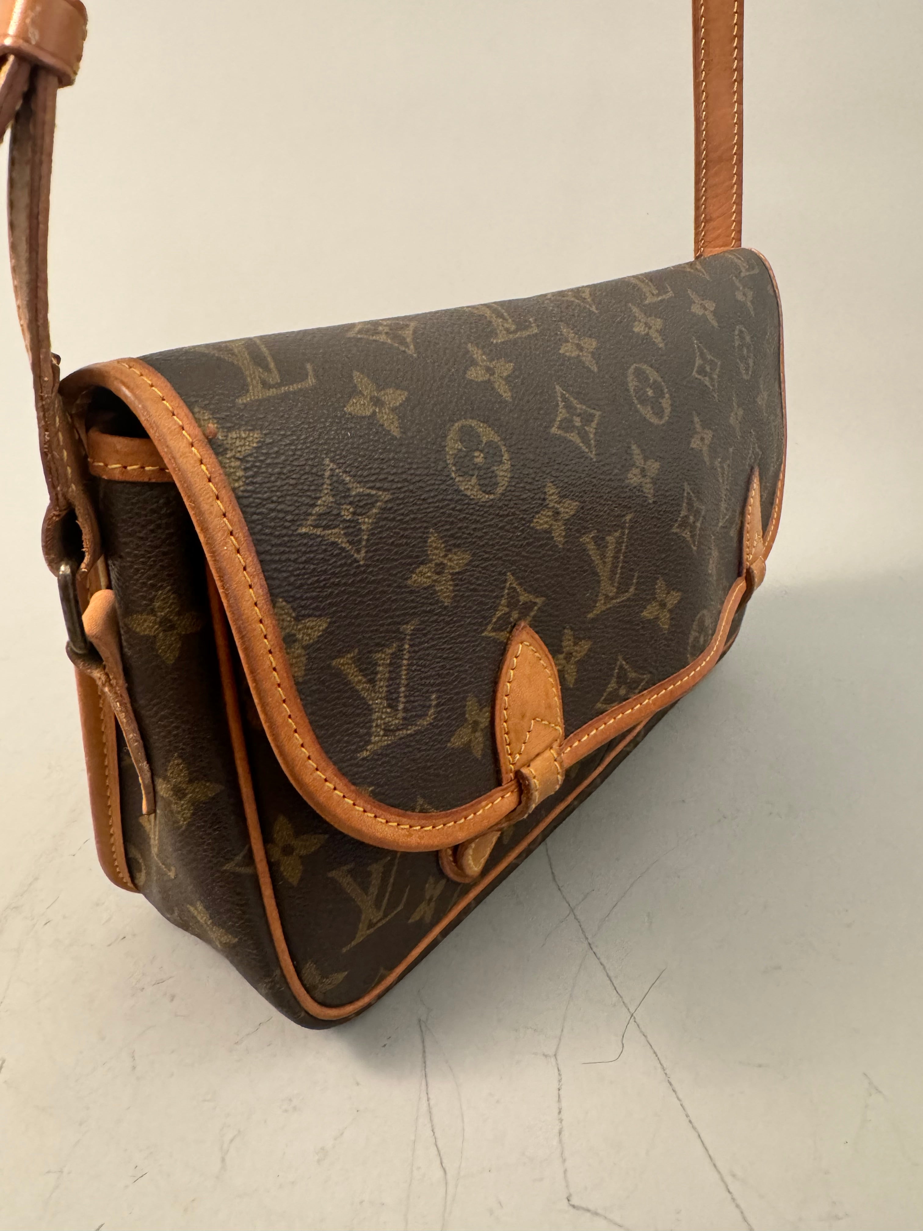 10095 Authentic Pre-loved Louis Vuitton Gibeciere MM in monogram Canvas