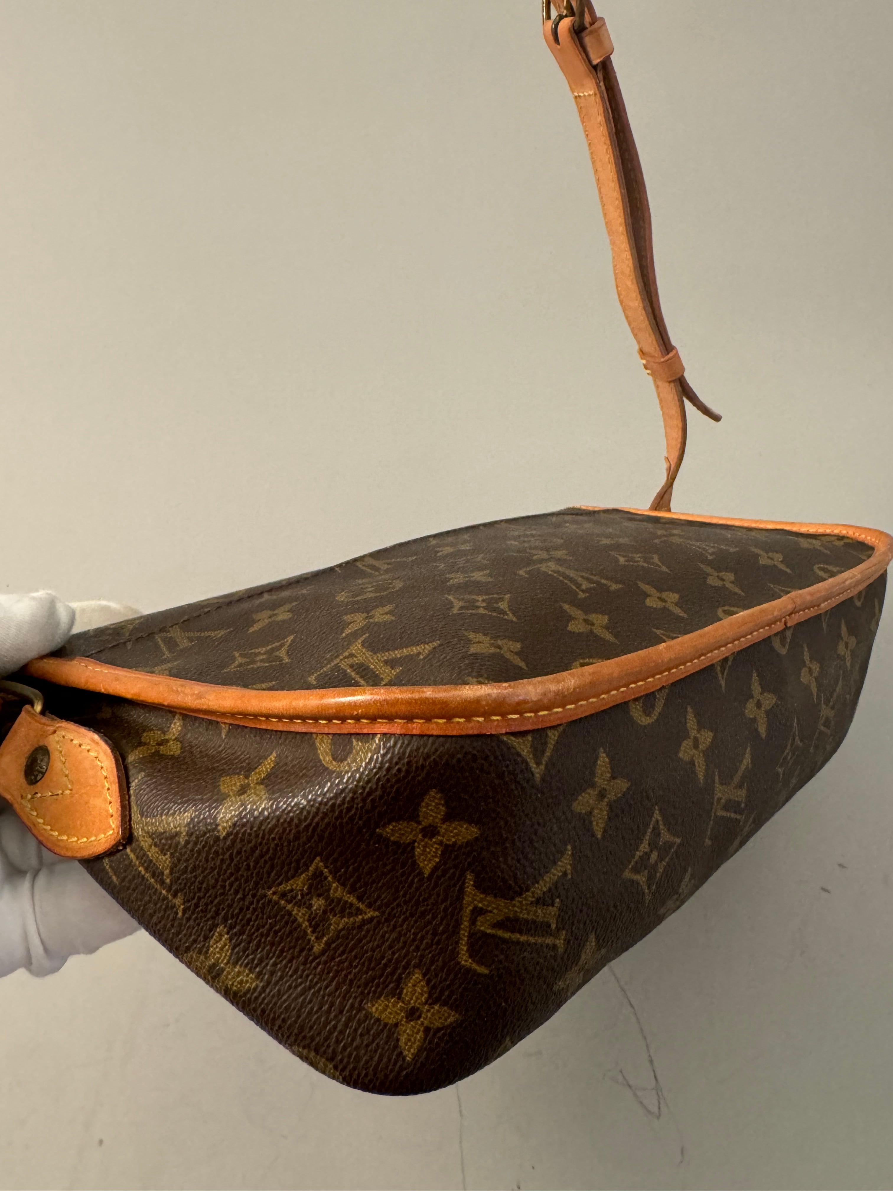 10095 Authentic Pre-loved Louis Vuitton Gibeciere MM in monogram Canvas