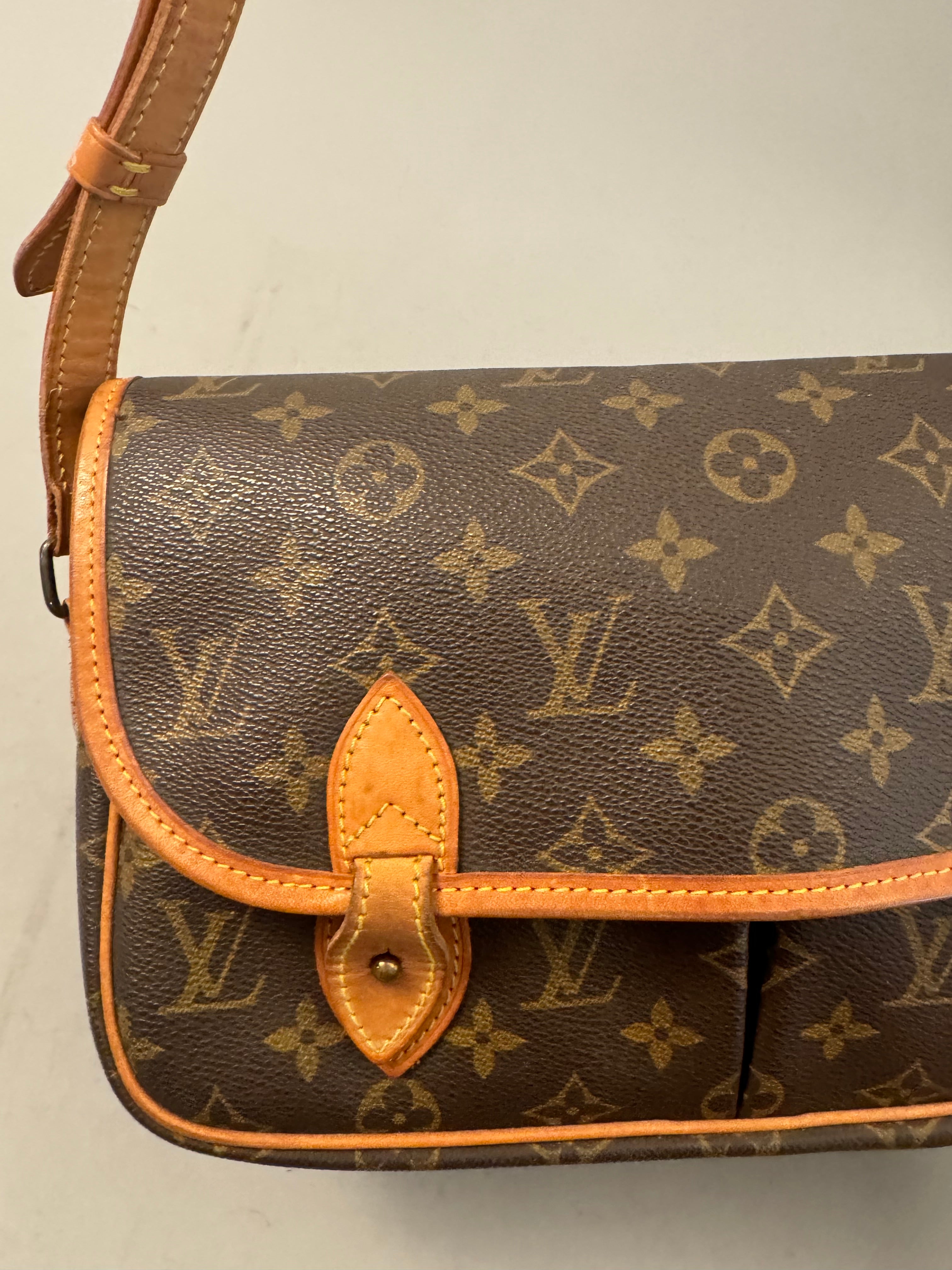 10095 Authentic Pre-loved Louis Vuitton Gibeciere MM in monogram Canvas