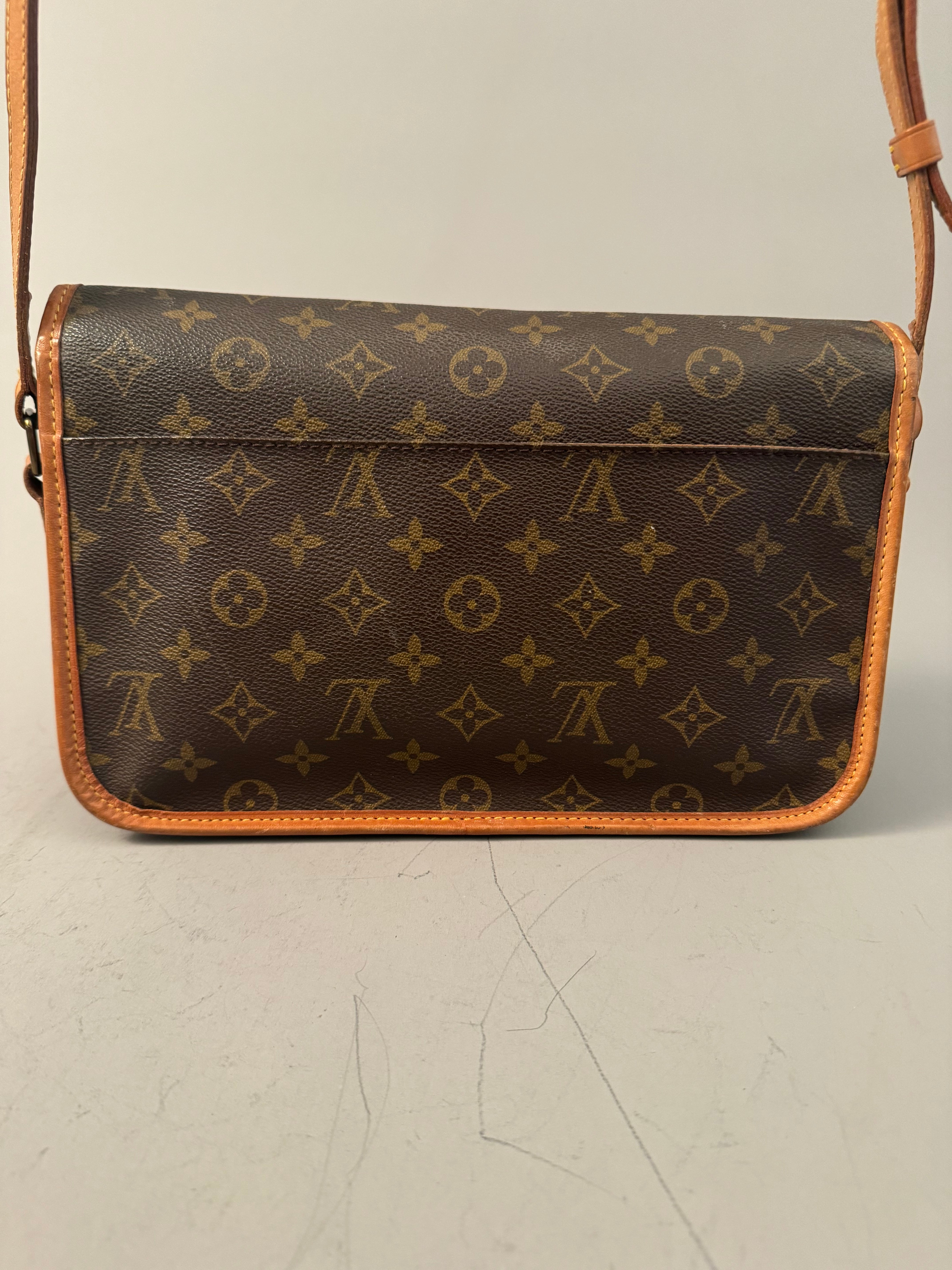 10095 Authentic Pre-loved Louis Vuitton Gibeciere MM in monogram Canvas