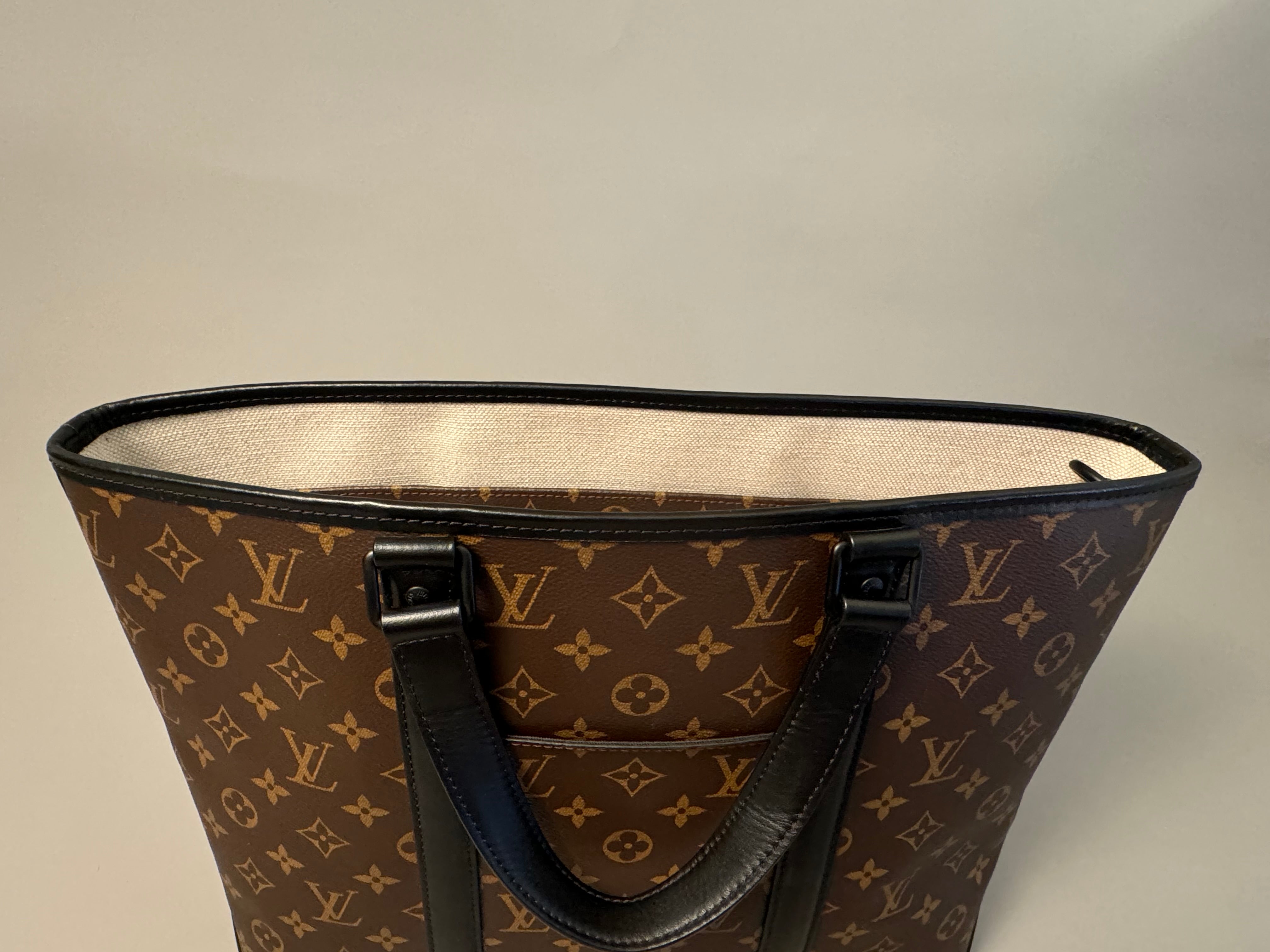 10195 Authentic Pre-loved Louis Vuitton
Weekend Tote in Monogram Canvas