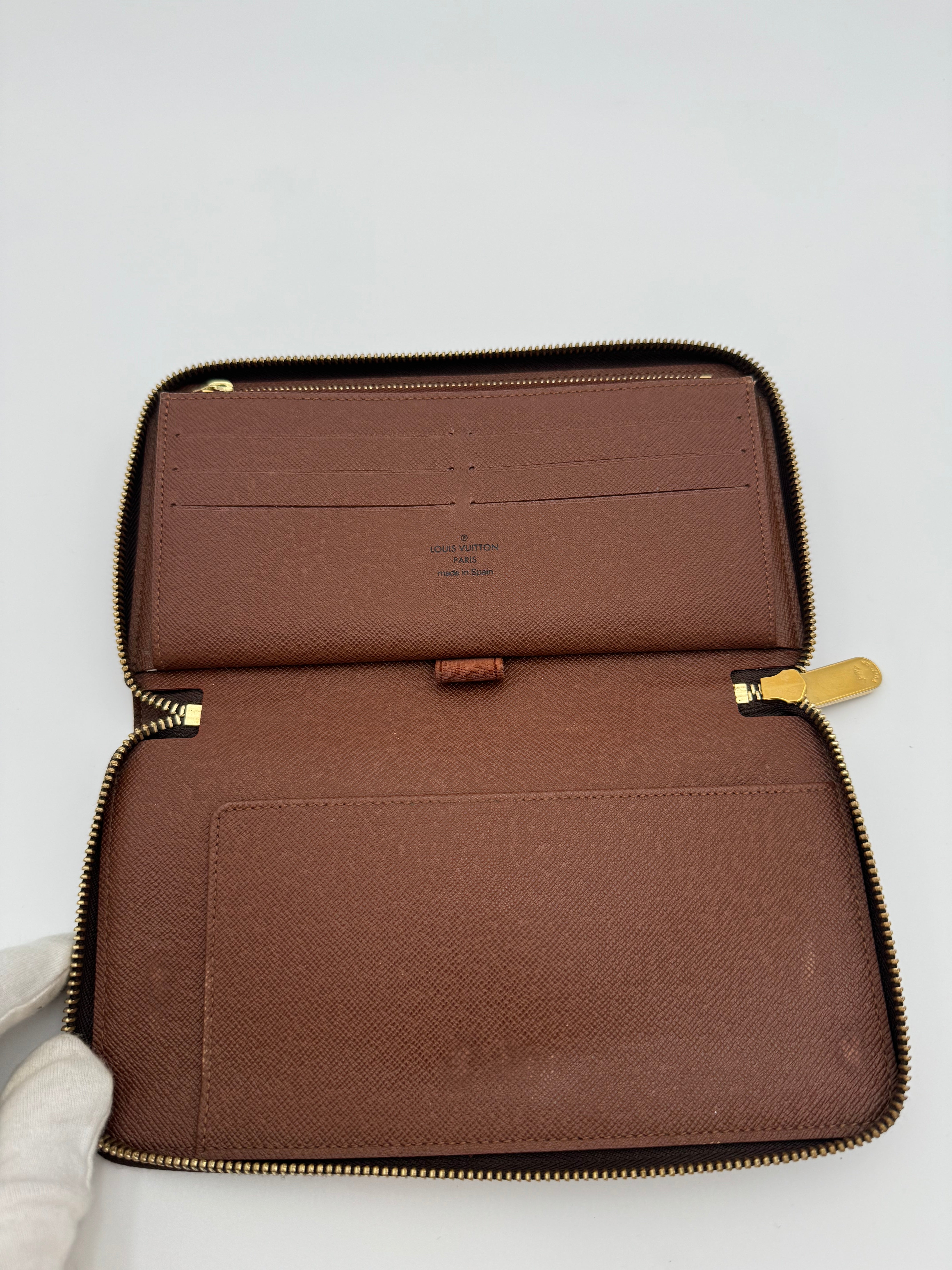 10302 Authentic Pre-Loved Louis Vuitton
Zippy Organizer Check Book Holder in Monogram Canvas