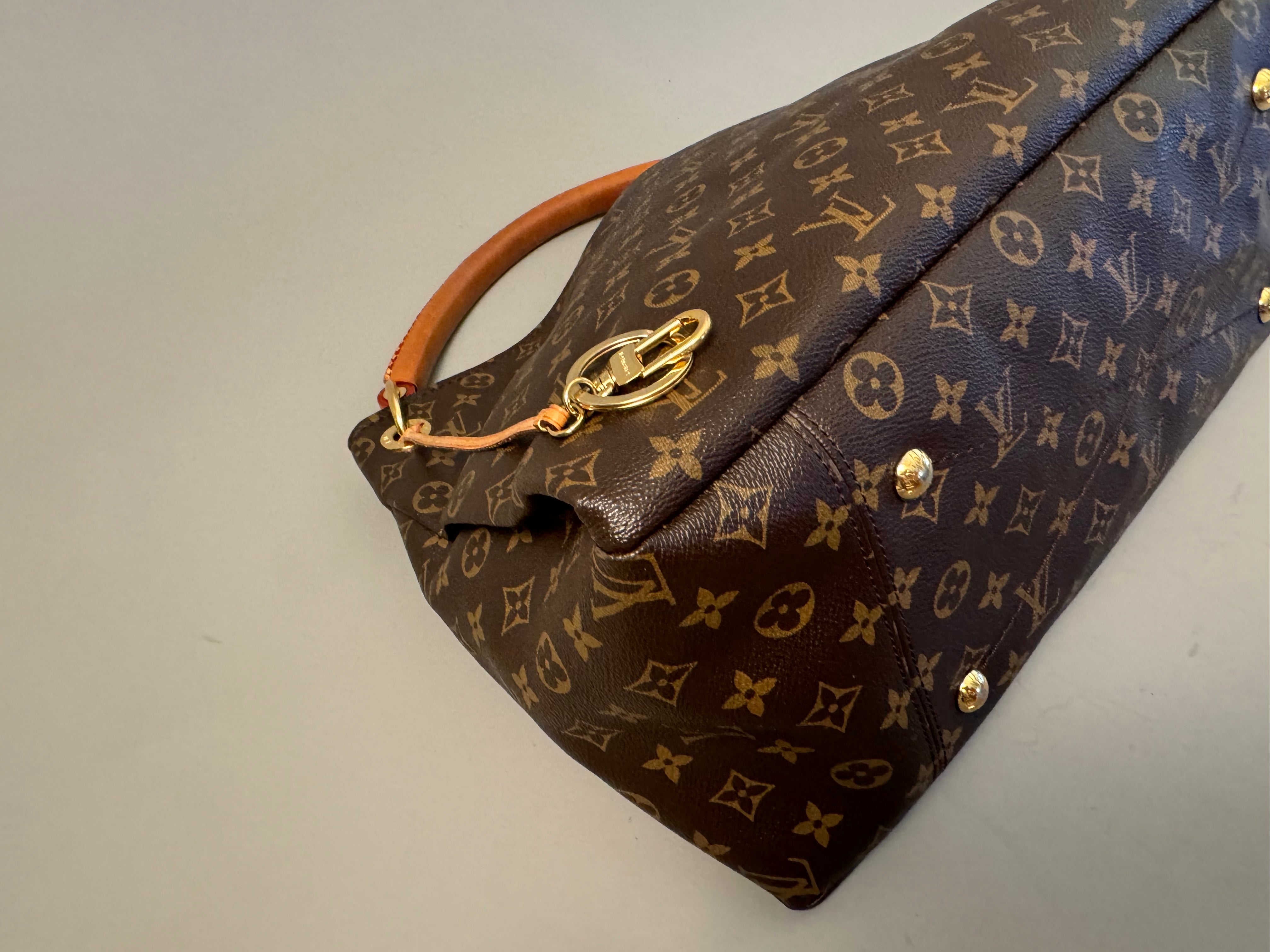 10175 Authentic Pre-loved Louis Vuitton Artsy MM in Monogram Canvas