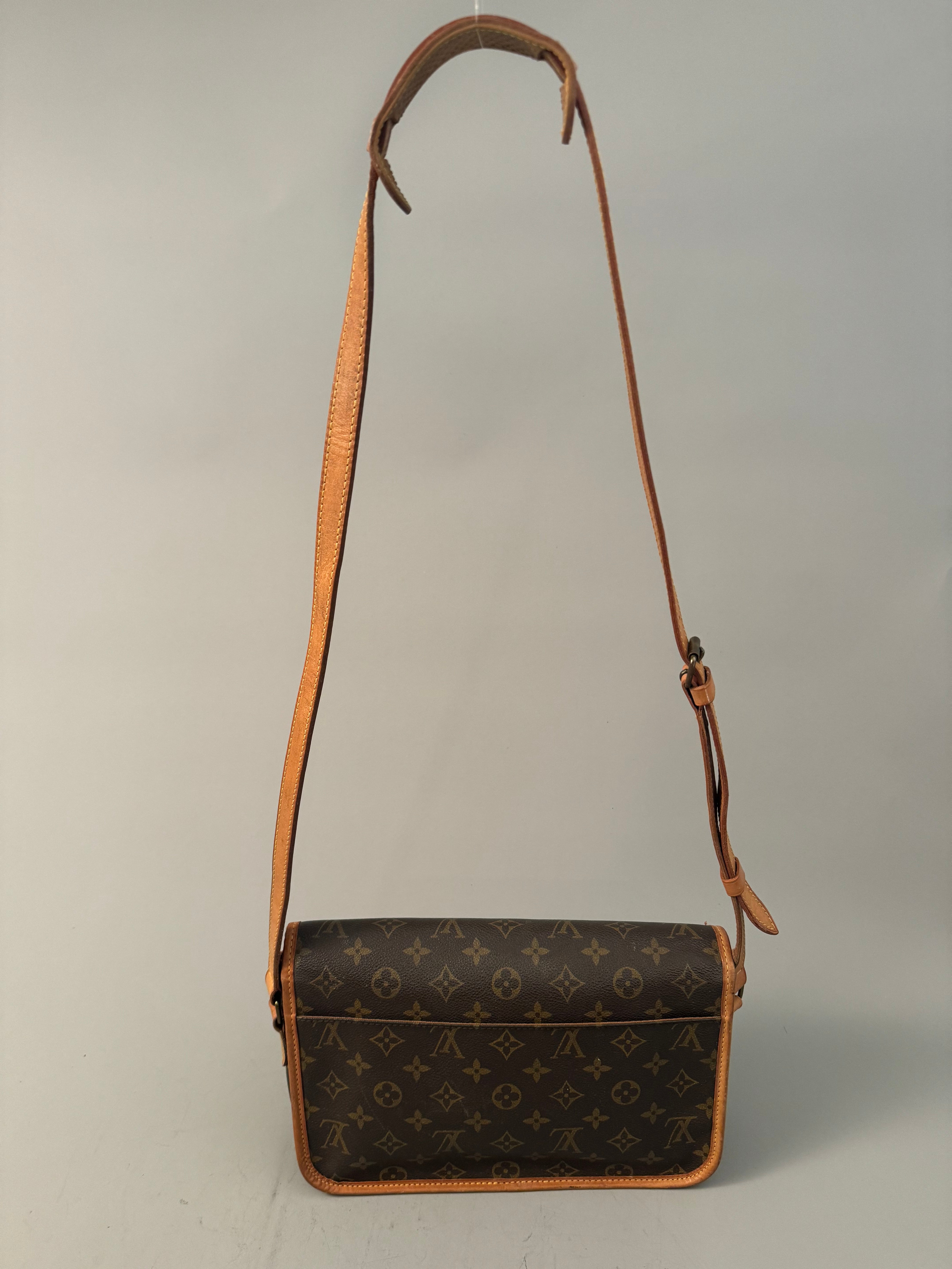 10095 Authentic Pre-loved Louis Vuitton Gibeciere MM in monogram Canvas