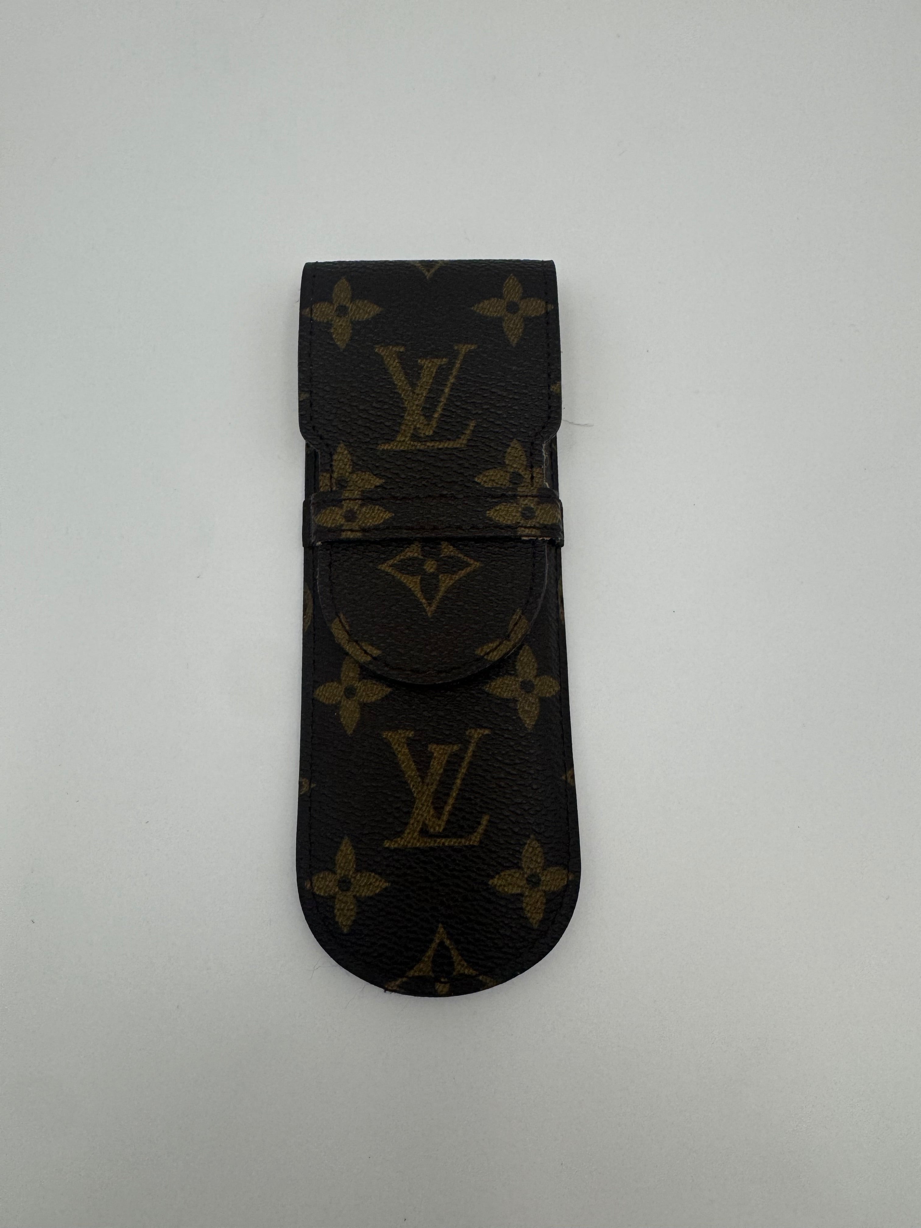 10298 Authentic Pre-loved Louis Vuitton
Pen Holder in Monogram Canvas