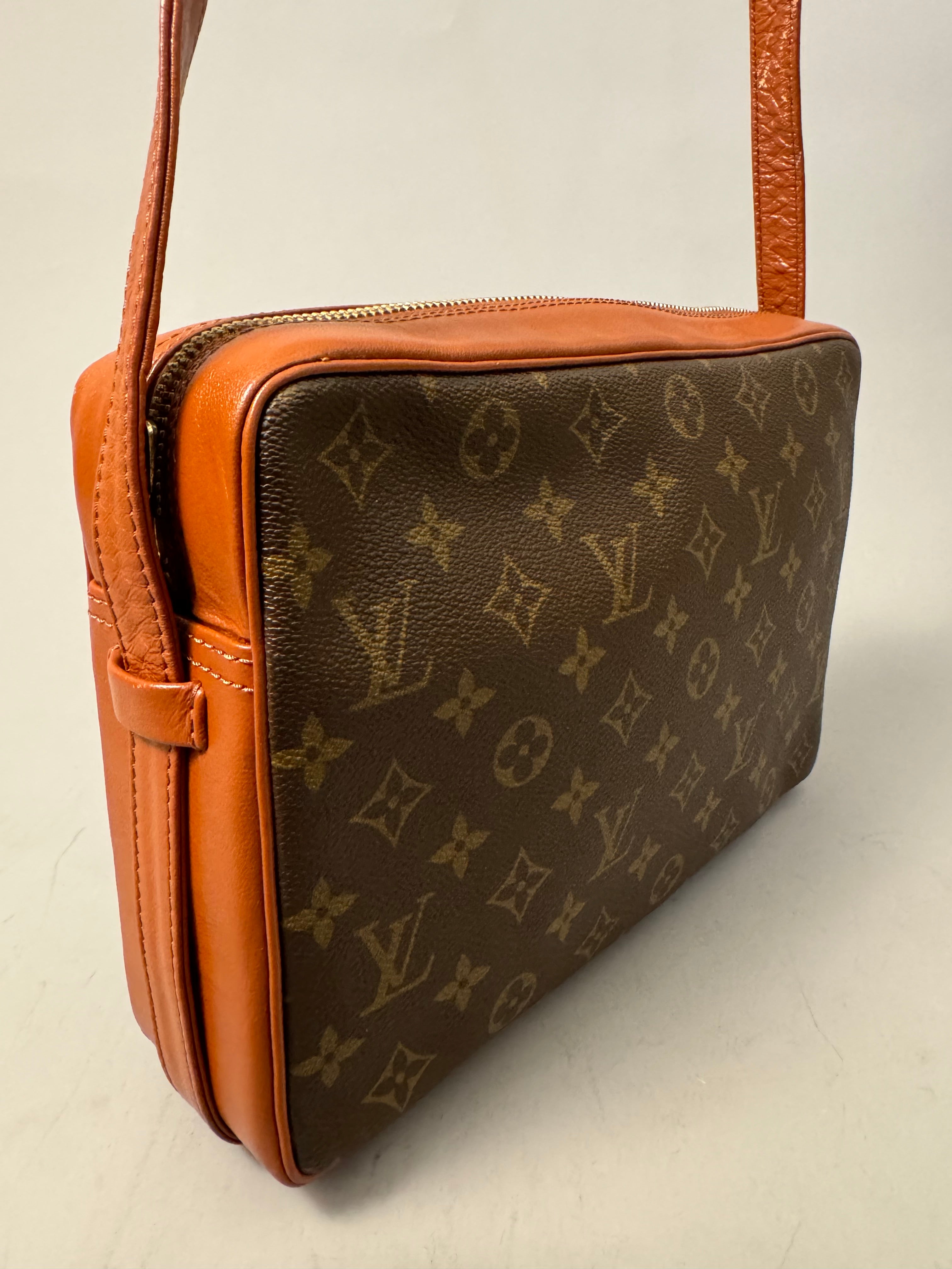 10272 Authentic Pre-loved Louis Vuitton
Sac Bandouliere Crossbody in Monogram Canvas