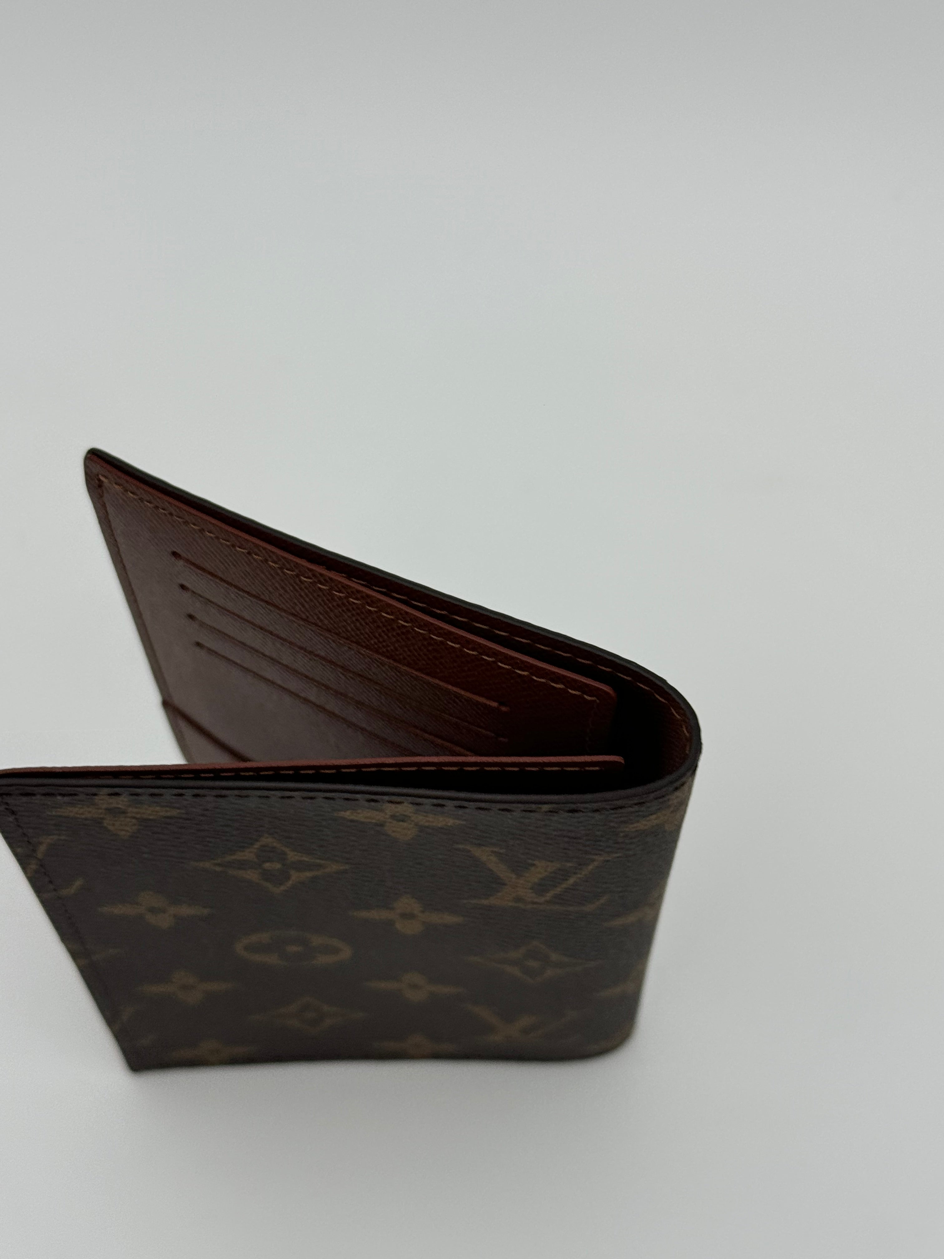 10314 Authentic Pre-loved Louis Vuitton
Passport Holder New Version in Monogram Canvas