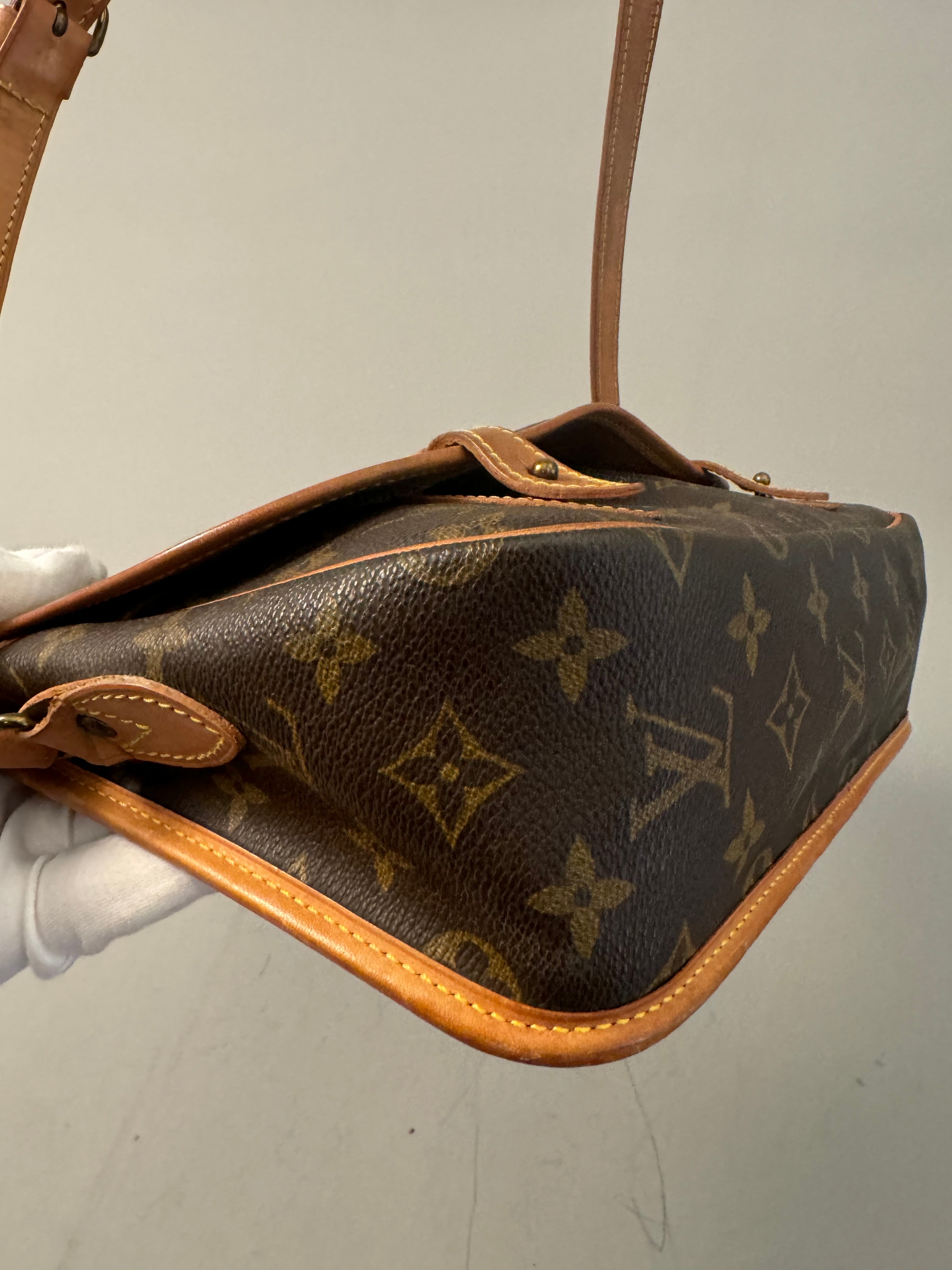 10095 Authentic Pre-loved Louis Vuitton Gibeciere MM in monogram Canvas