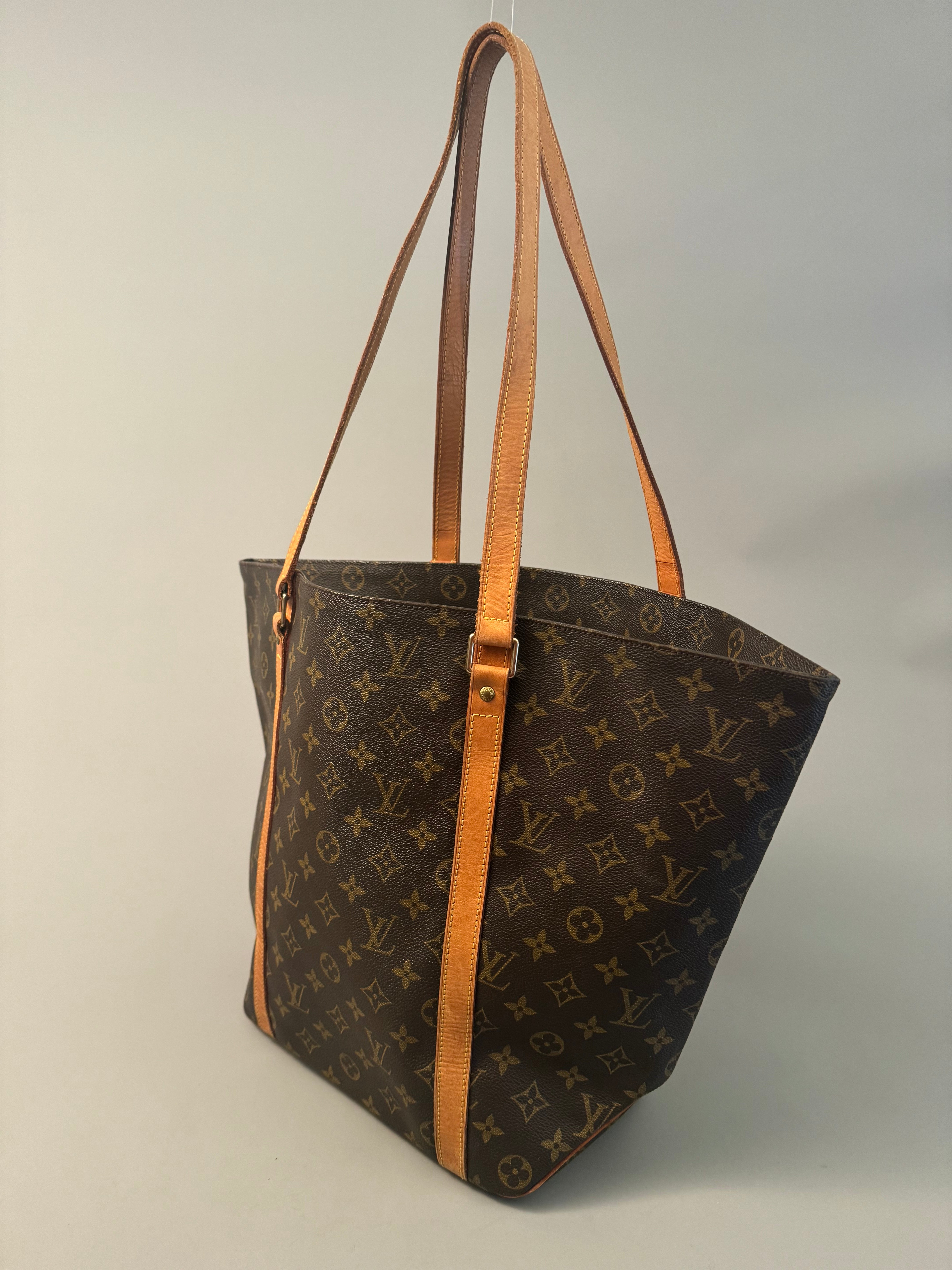 10072 Authentic Pre-loved Louis Vuitton Sac Shopping in Monogram Canvas