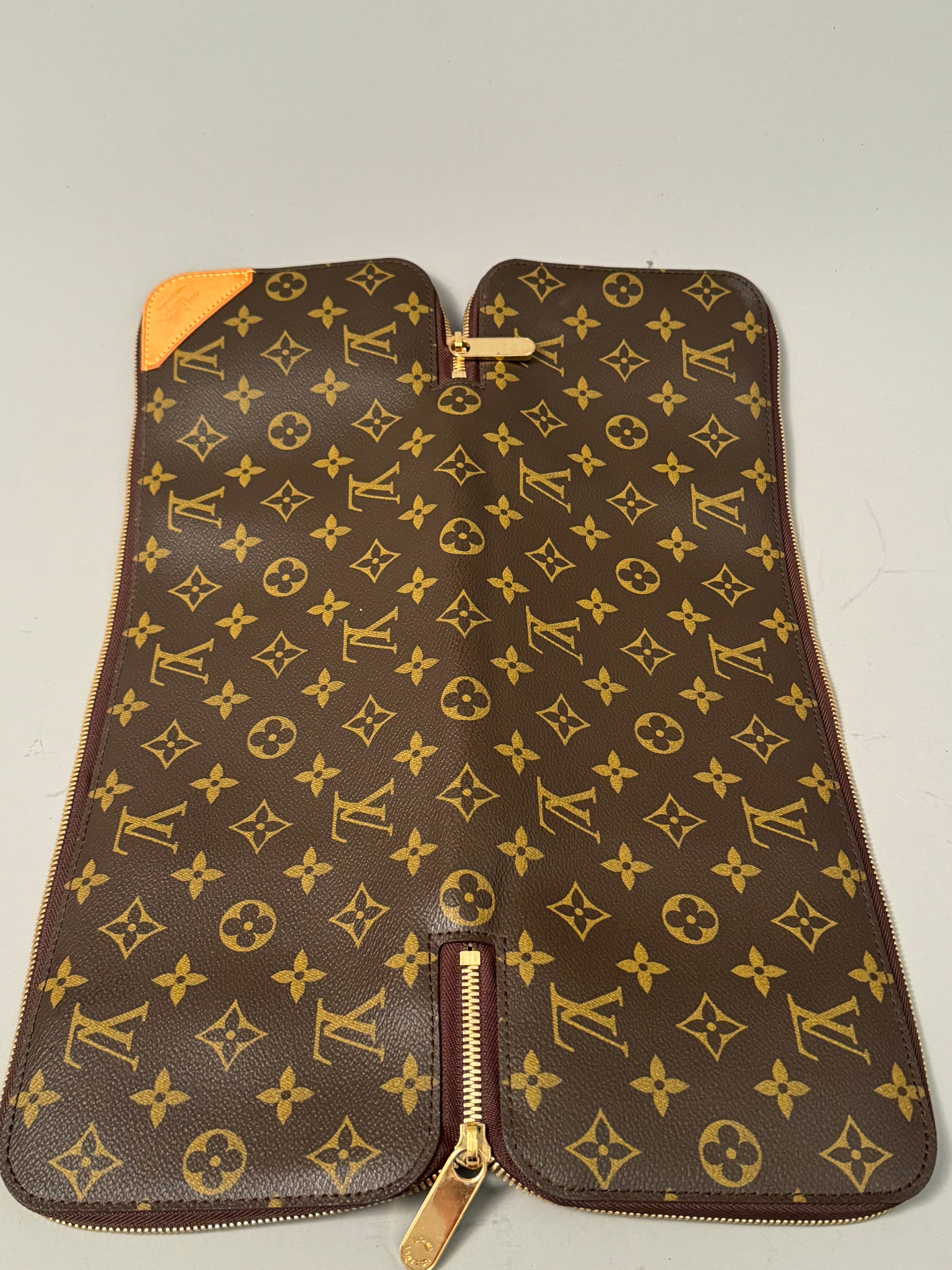 10241 Authentic Pre-loved Louis Vuitton
Tie Case in Monogram