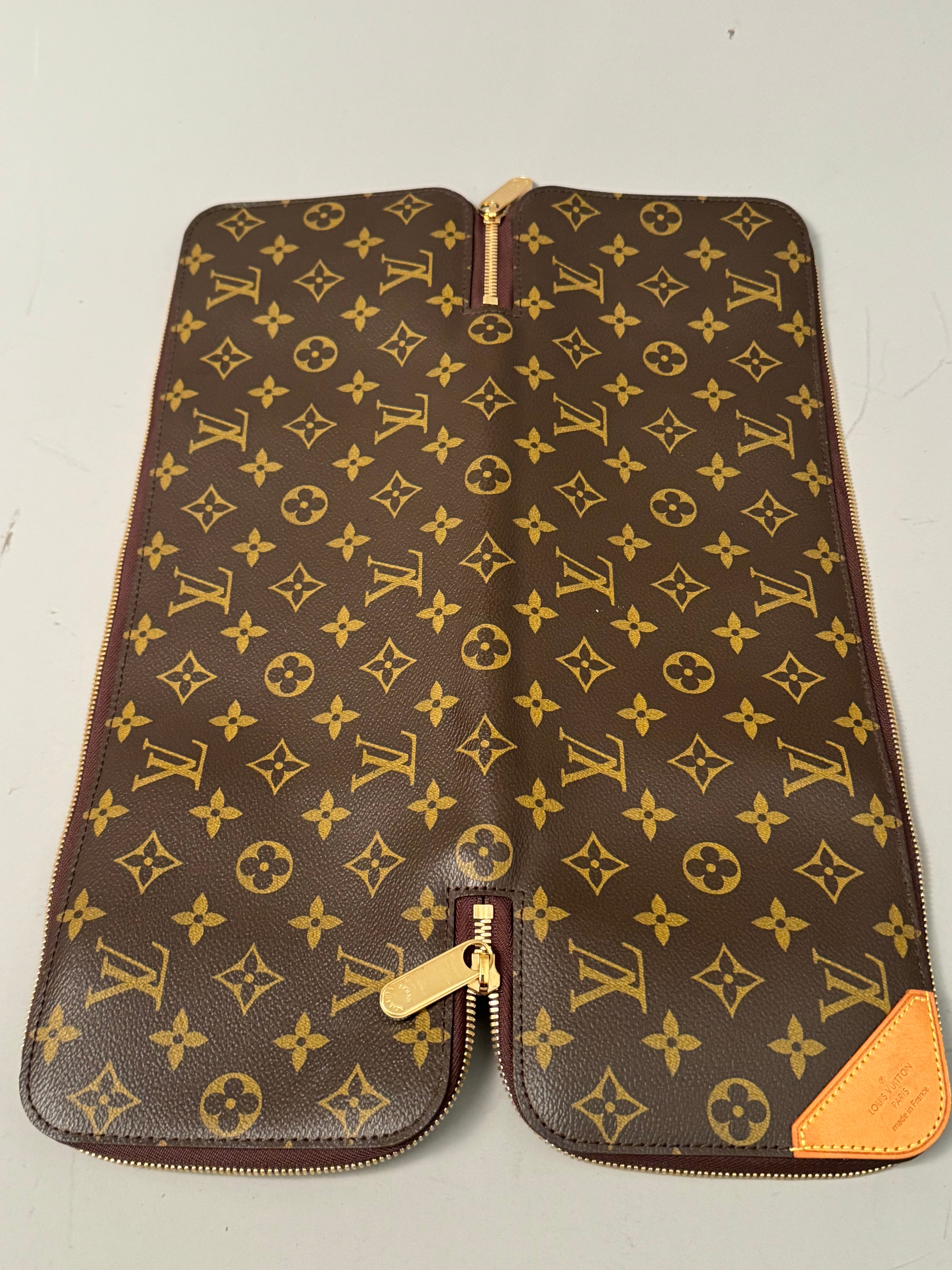 10241 Authentic Pre-loved Louis Vuitton
Tie Case in Monogram