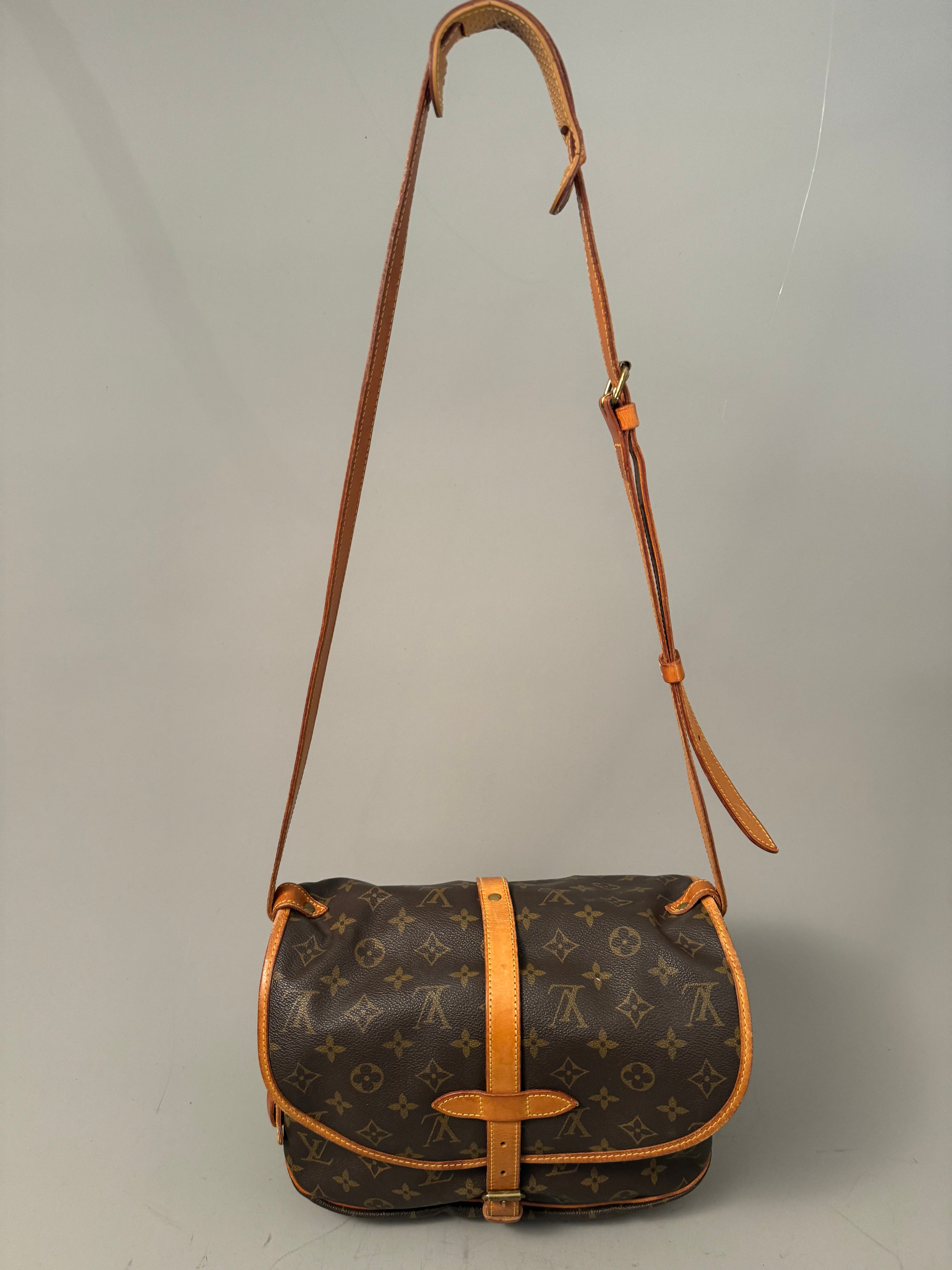 10168 Authentic Pre-loved Louis Vuitton Saumur 30 in Monogram Canvas