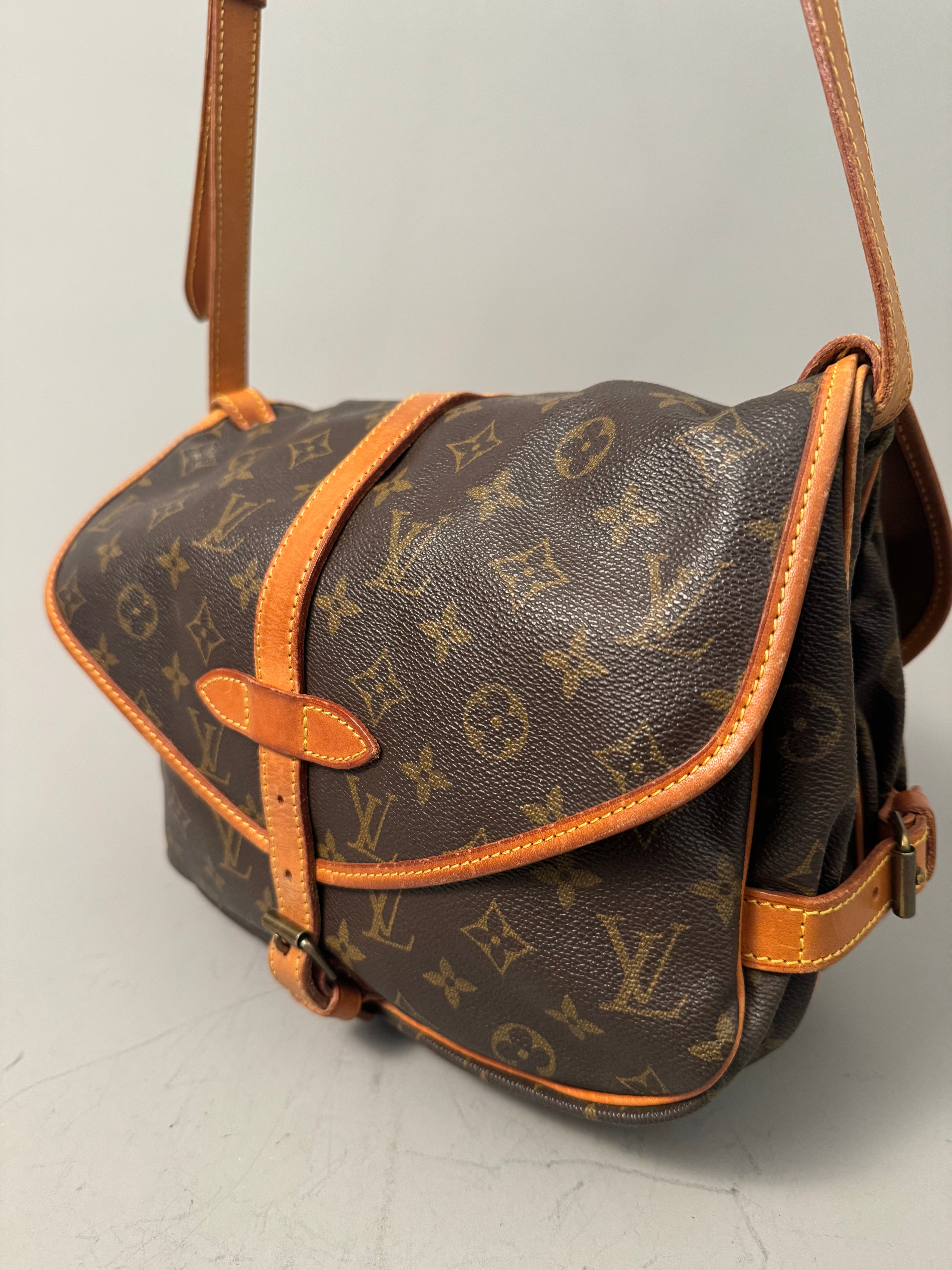 10168 Authentic Pre-loved Louis Vuitton Saumur 30 in Monogram Canvas