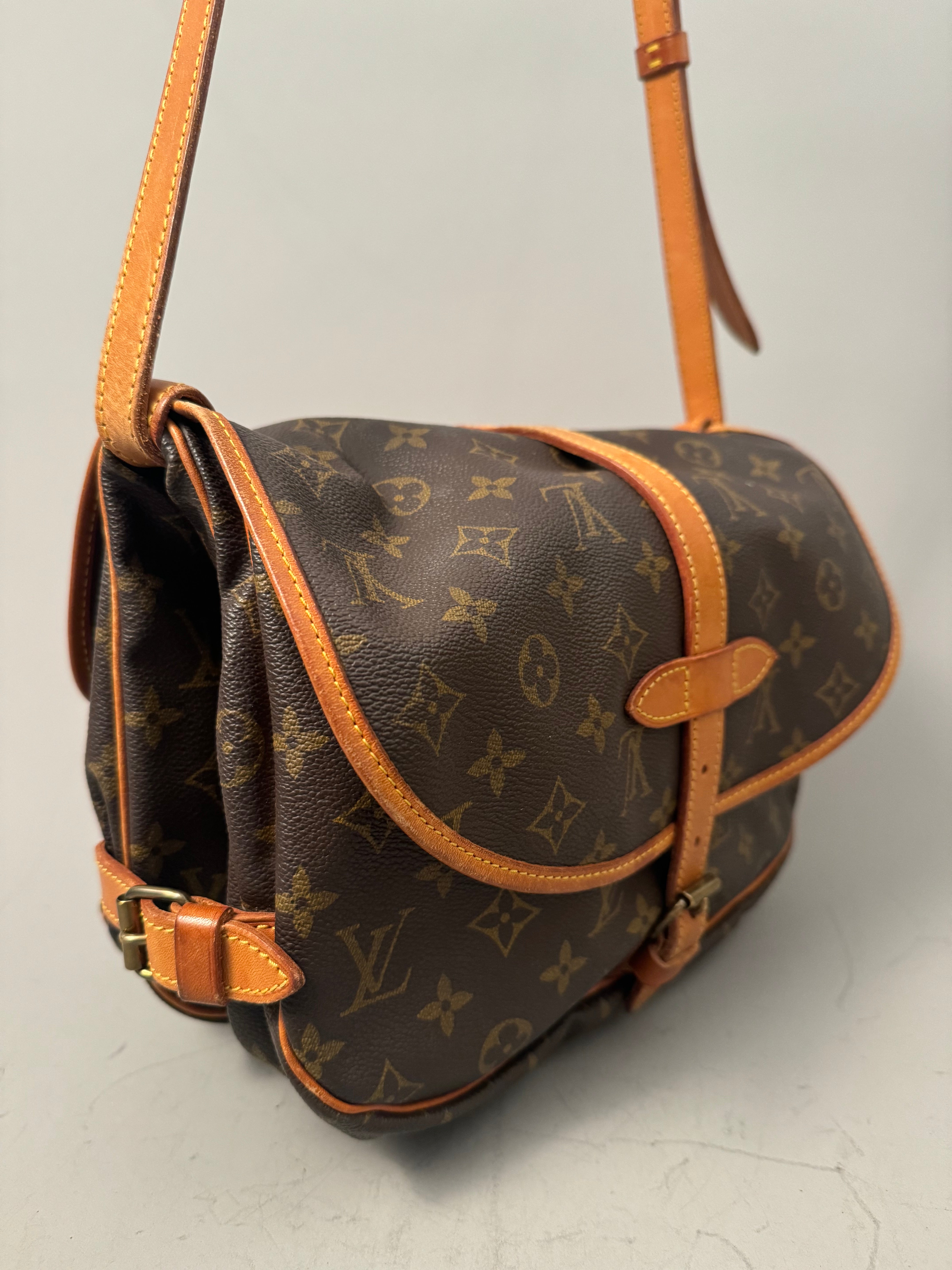 10168 Authentic Pre-loved Louis Vuitton Saumur 30 in Monogram Canvas