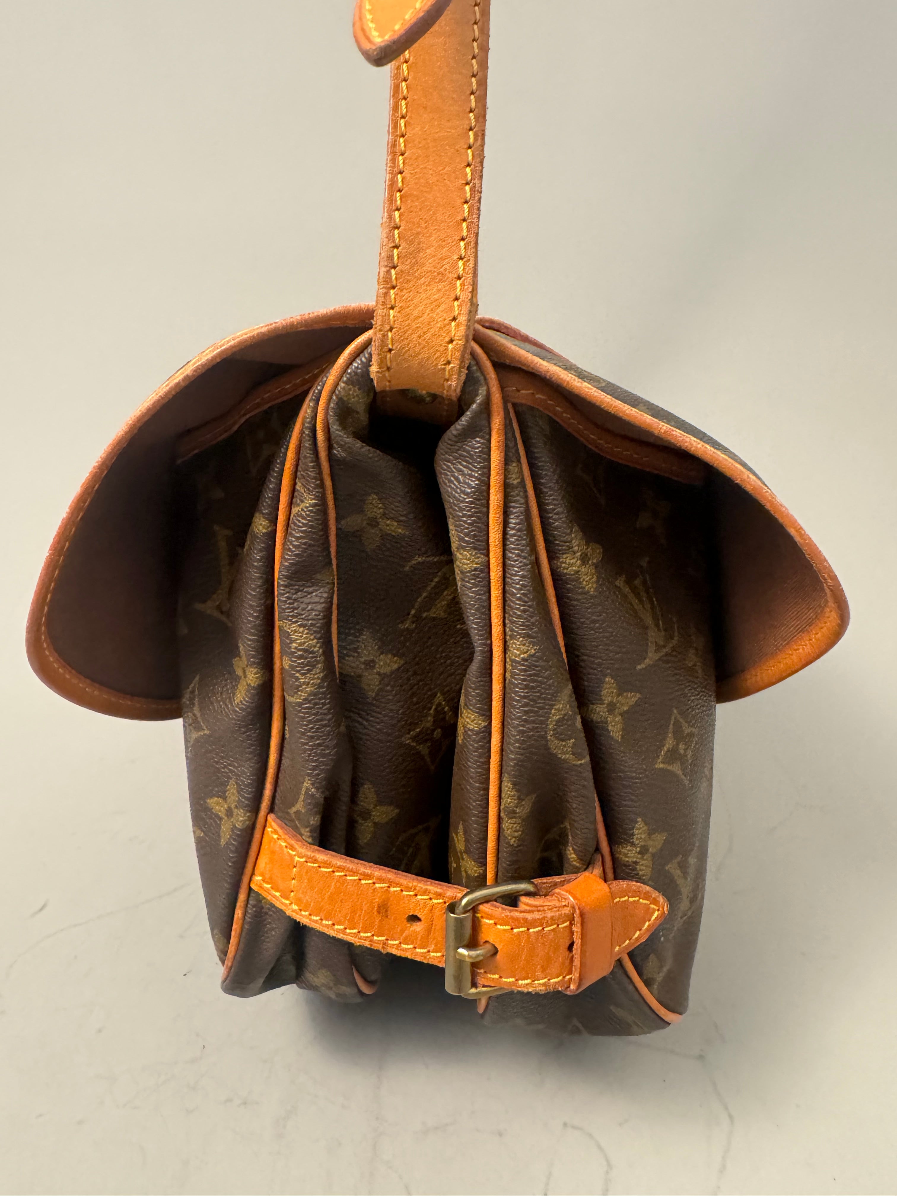 10168 Authentic Pre-loved Louis Vuitton Saumur 30 in Monogram Canvas